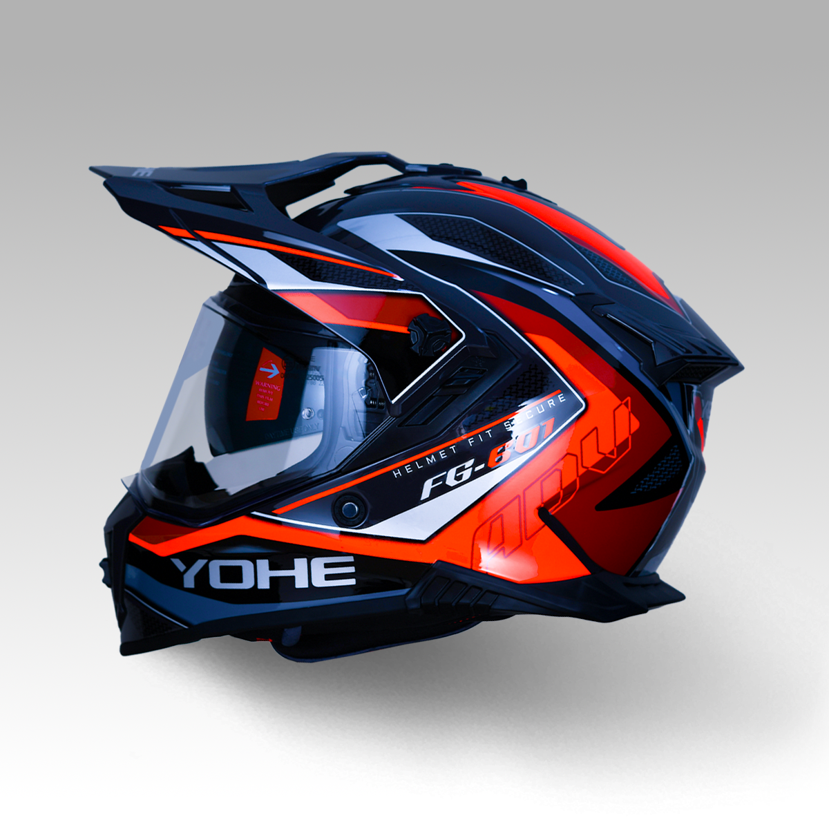 Siyah, kırmızı ve beyaz renkli, siperlikli Yohe FG-801 motosiklet kaskı, yandan.