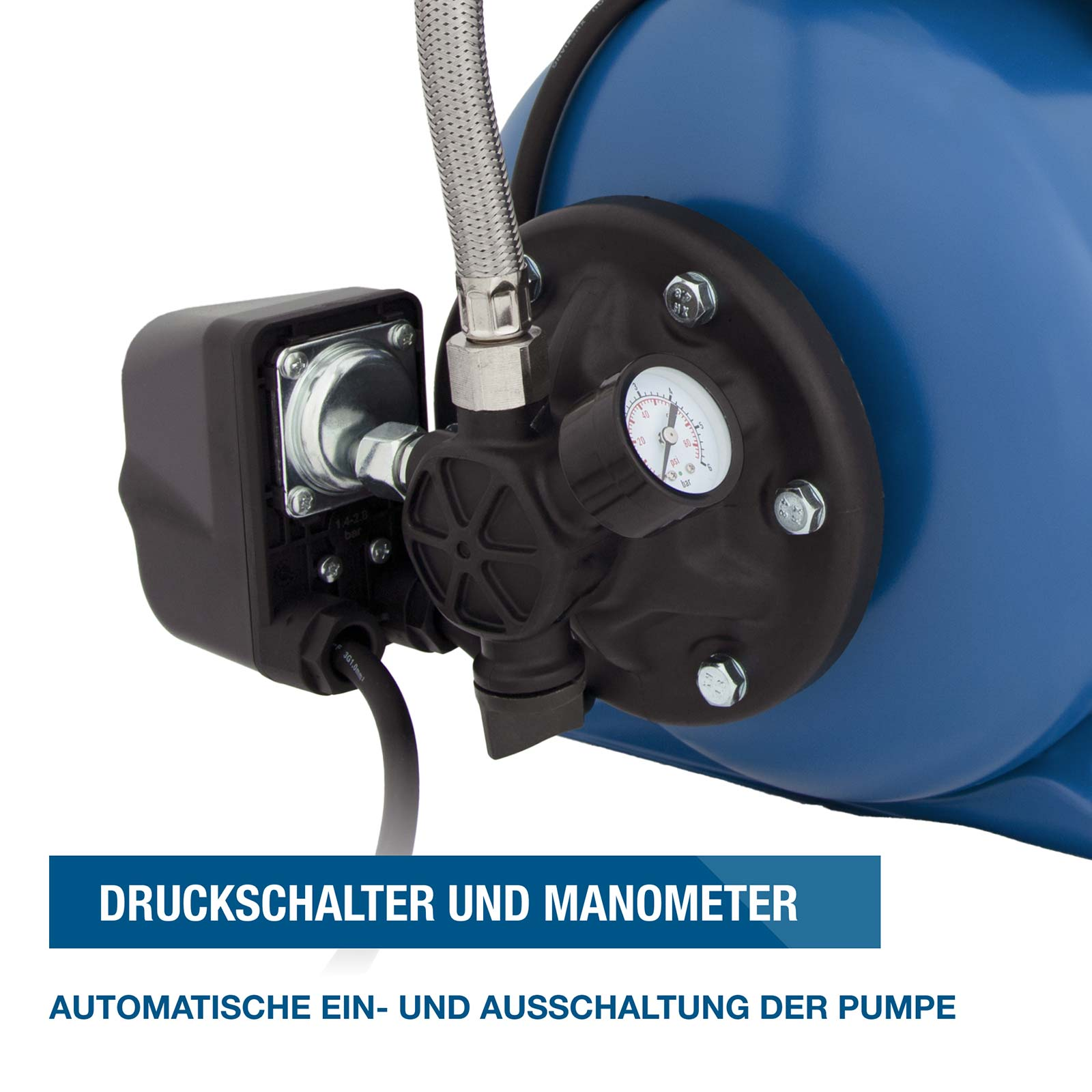 Nahaufnahme eines blauen Wasserpumpentanks mit Druckschalter, Manometer und angeschlossenem Panzerschlauch.
