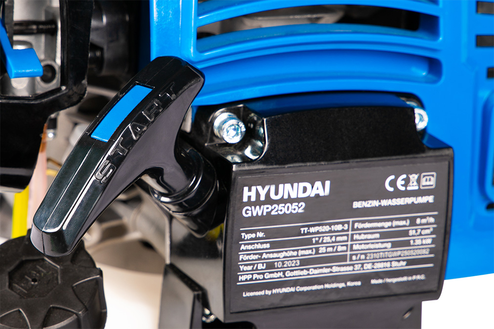 Nahaufnahme einer blauen Hyundai-Wasserpumpe mit schwarzem Startgriff und technischen Daten auf dem Typenschild.