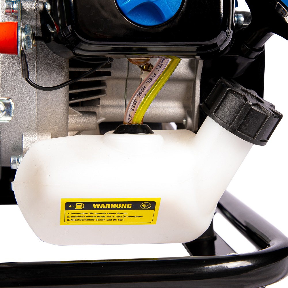 Kraftstofftank eines Motors mit Warnschild und Kraftstoffschlauch auf schwarzem Metallrahmen.
