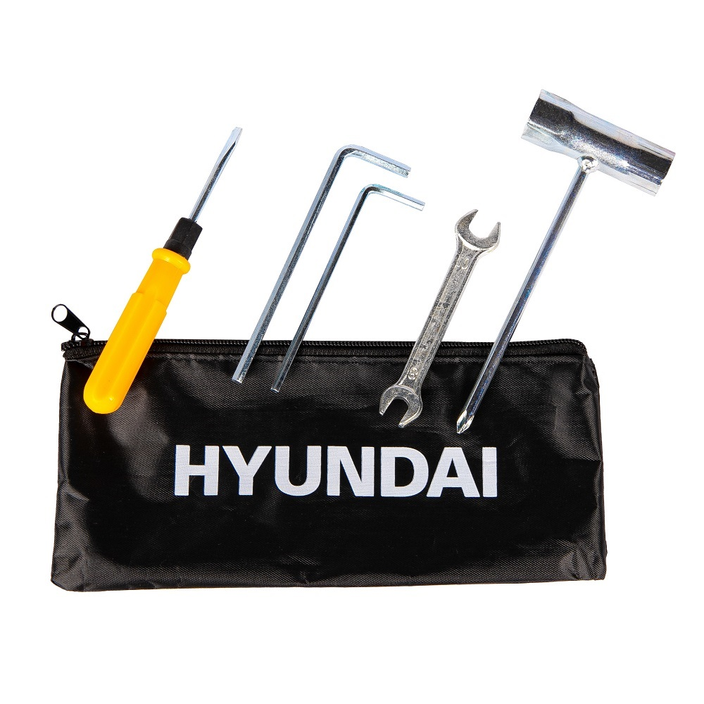 Eine schwarze Hyundai-Reißverschlusstasche mit Metallwerkzeugen wie Schraubendreher, Schlüsseln und T-Griff.