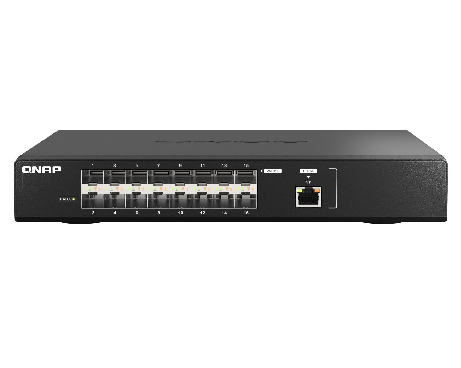 Switch di rete QNAP nero con porte Ethernet multiple e indicatori LED su sfondo bianco.