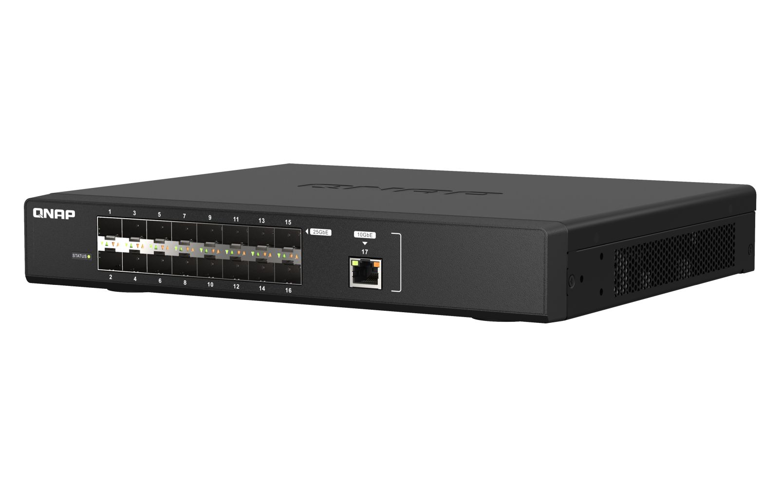 Uno switch di rete QNAP nero con sedici porte 25GbE e una porta 10GbE sul pannello anteriore su sfondo bianco.