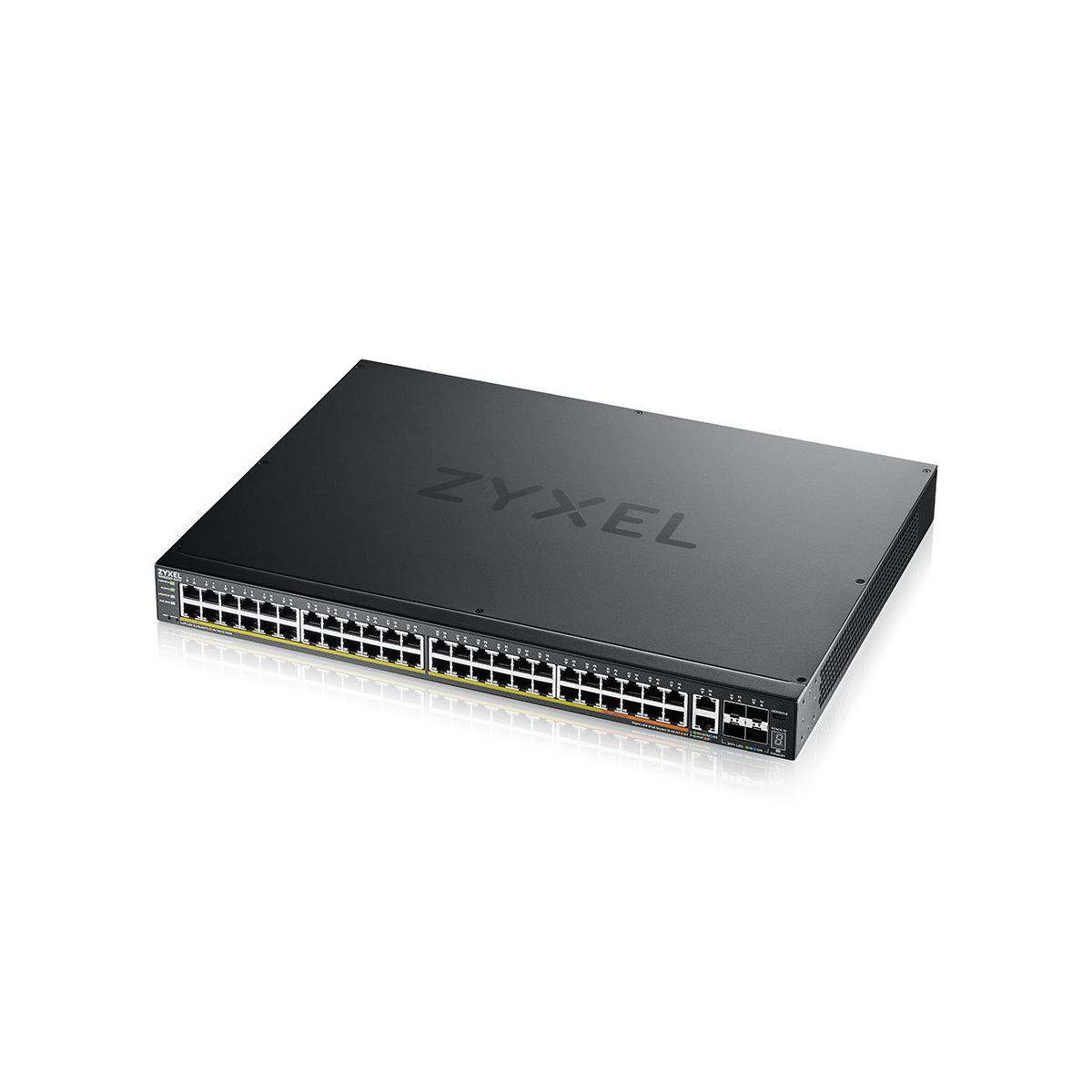 Uno switch di rete Zyxel nero con numerose porte Ethernet su una superficie bianca.