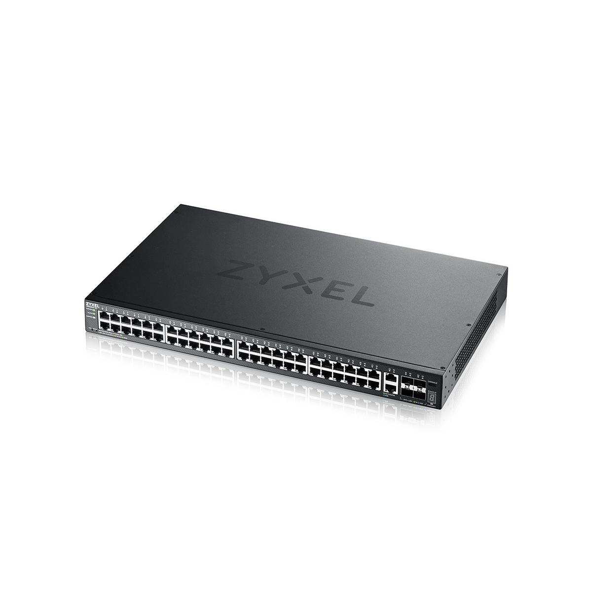 Uno switch di rete Zyxel nero con numerose porte Ethernet su una superficie bianca.