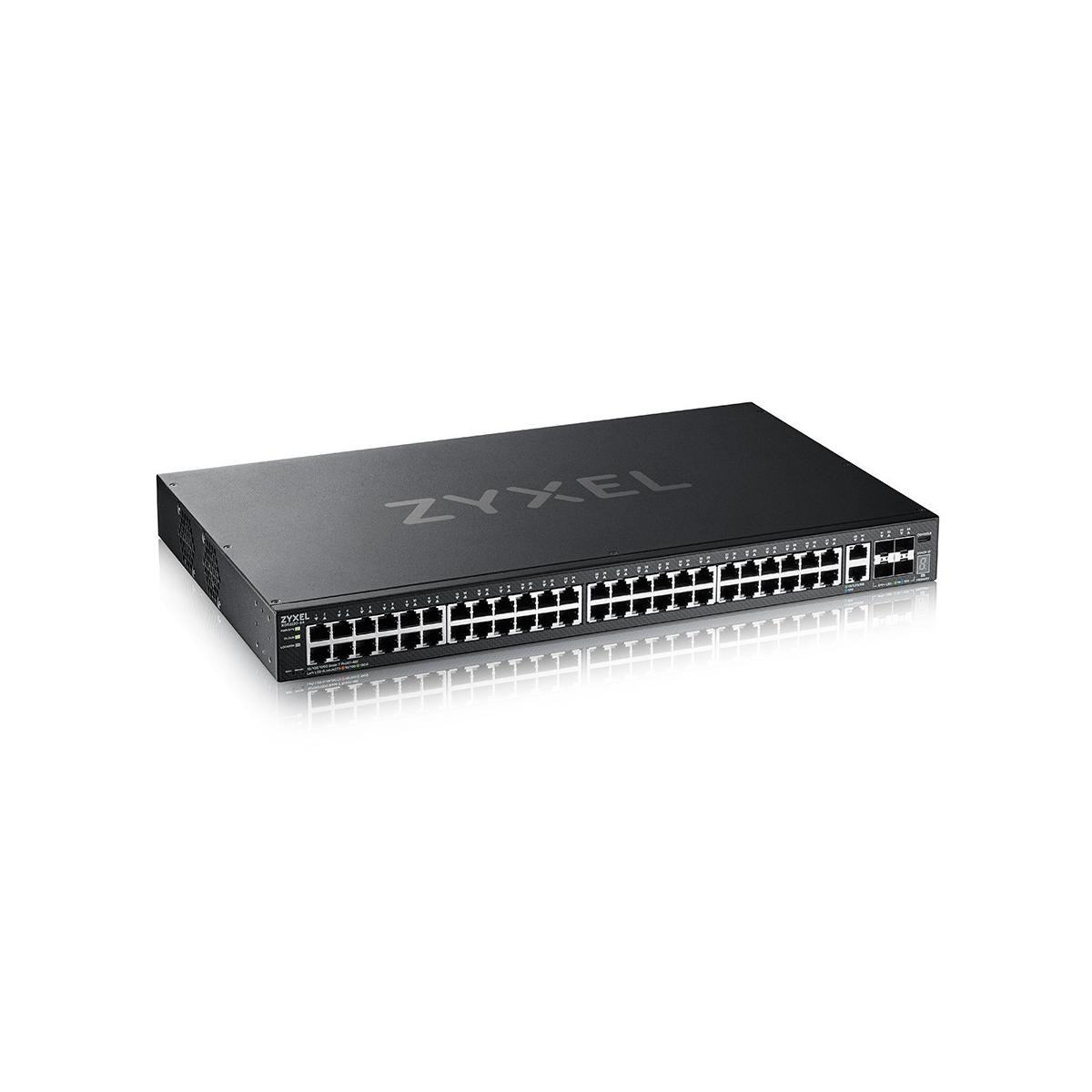 Uno switch di rete Zyxel nero si trova su una superficie bianca, mostrando numerose porte Ethernet e luci LED.