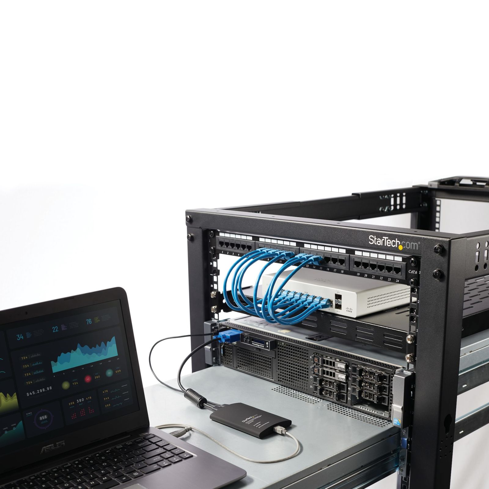 Ein Laptop mit Datendiagrammen ist vor weißem Hintergrund mit einem Server-Rack und blauen Netzwerkkabeln verbunden.