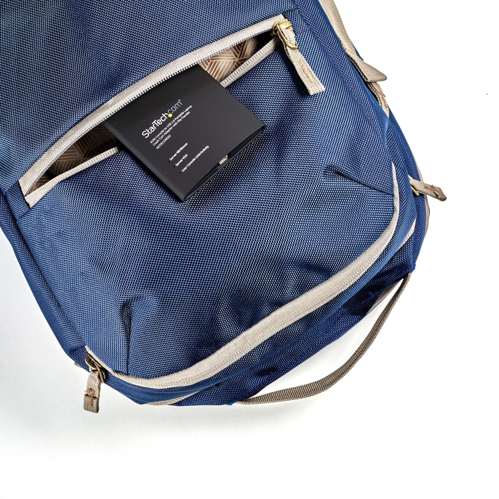 Ein blauer Rucksack mit einer halb geöffneten Vordertasche, in der ein schwarzes StarTech-Gerät steckt.