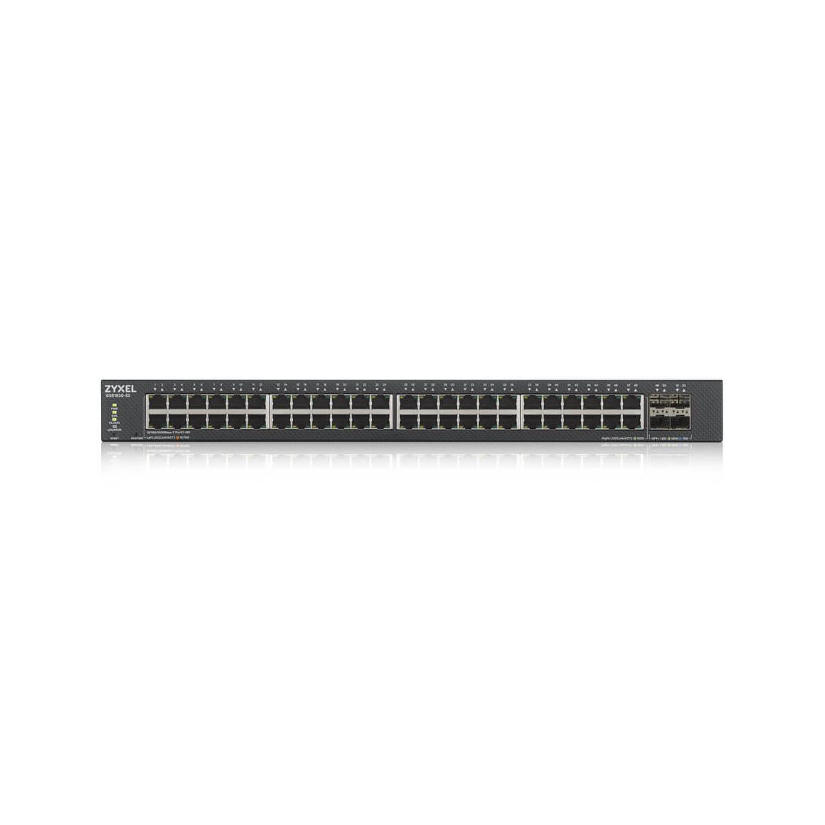Un commutateur réseau Zyxel noir avec de nombreux ports Ethernet sur fond blanc.