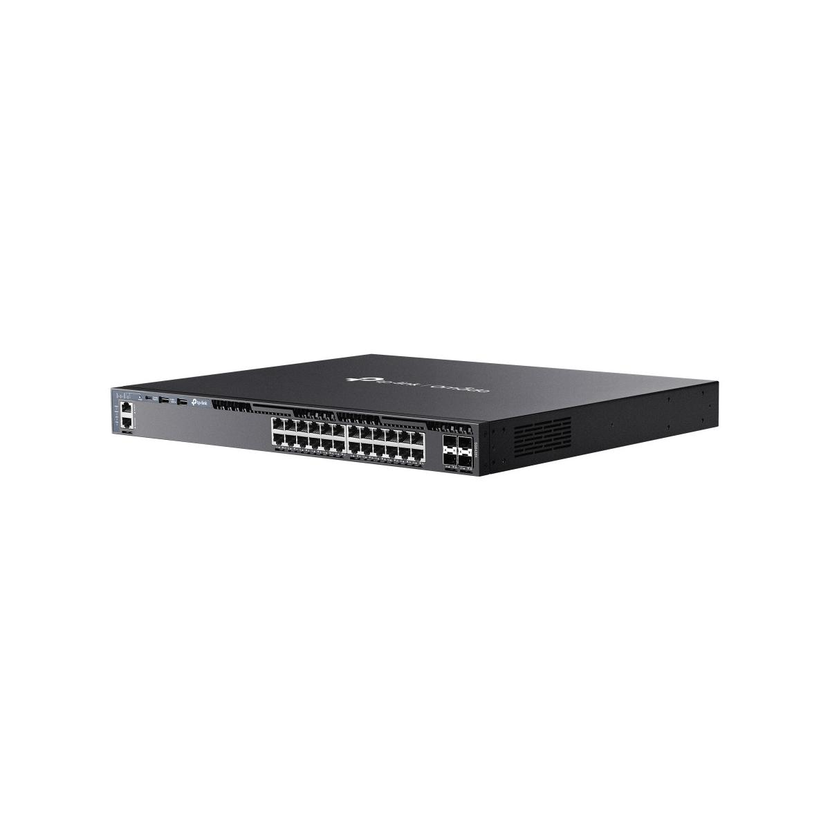 Un switch di rete nero con più porte ethernet sul davanti, inclinato su sfondo bianco.
