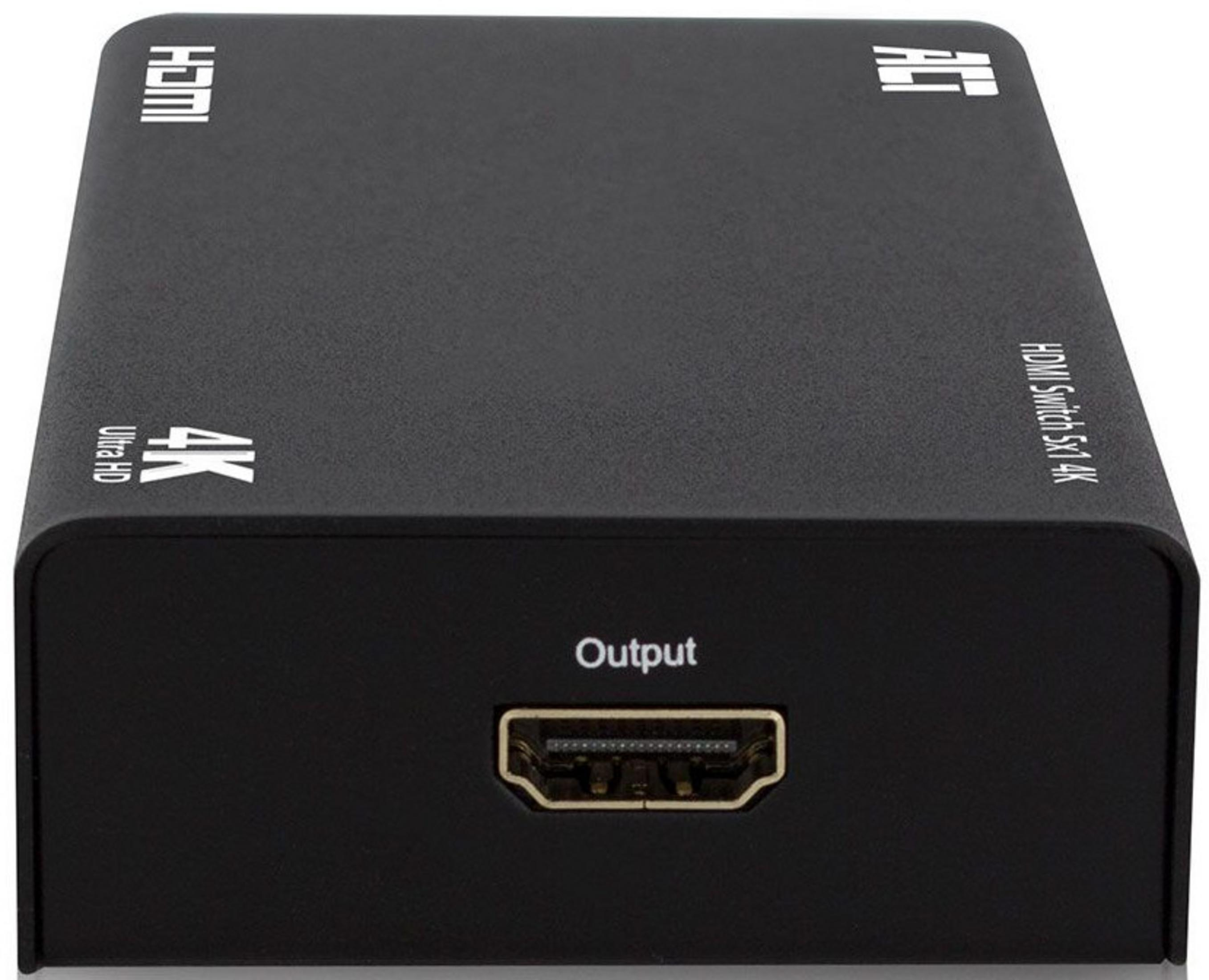Uno switch HDMI 4K ACT nero con una porta di uscita HDMI e scritta bianca su sfondo bianco.