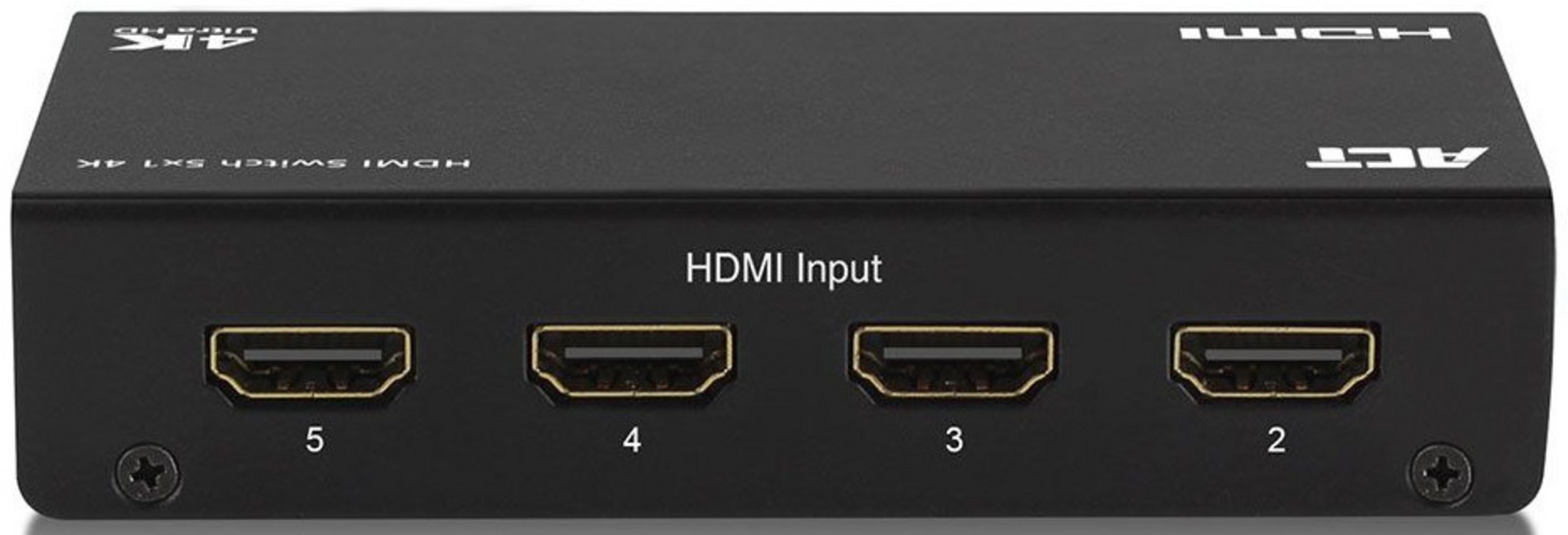 Uno switch HDMI nero con quattro porte di ingresso etichettate e viti ai lati.