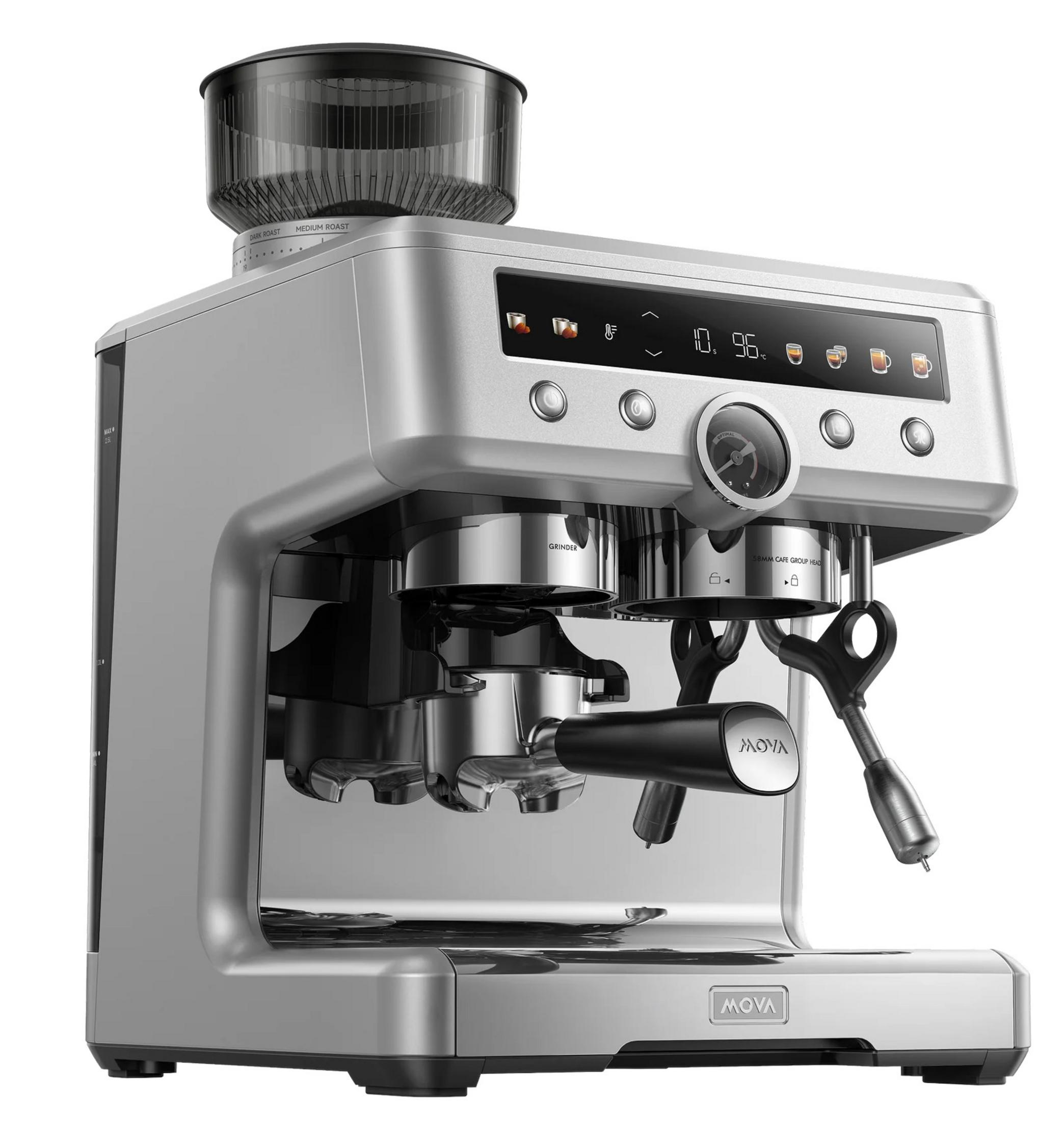 Una macchina per caffè espresso argentata con tramoggia, display digitale e portafiltro.