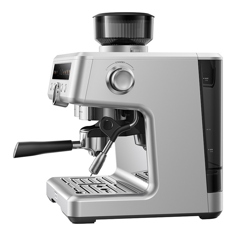 Moderna macchina per caffè espresso argentata con tramoggia per chicchi, manopola, portafiltro e serbatoio.