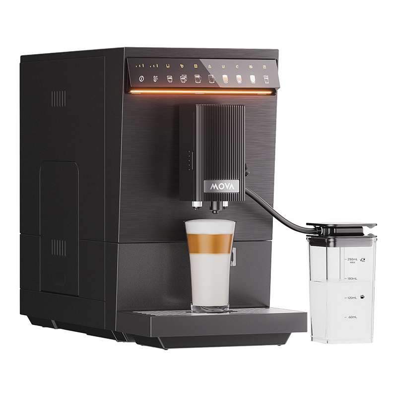 Una macchina da caffè nera MOVA con un bicchiere di latte macchiato e un contenitore del latte su sfondo bianco.