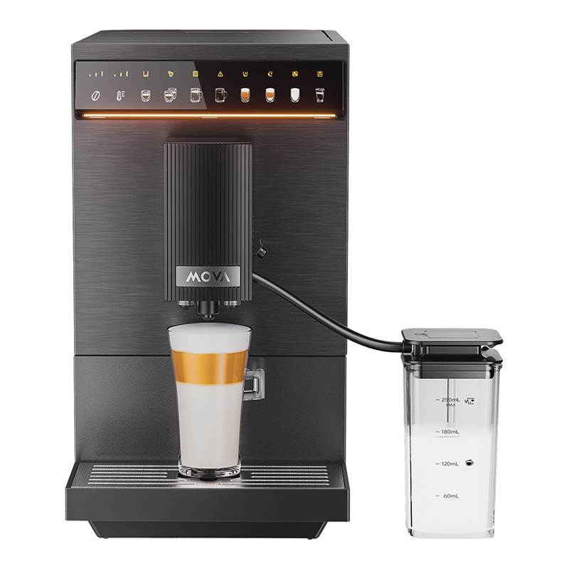 Moderna macchina da caffè nera con display illuminato, tazza di vetro piena e contenitore del latte collegato.