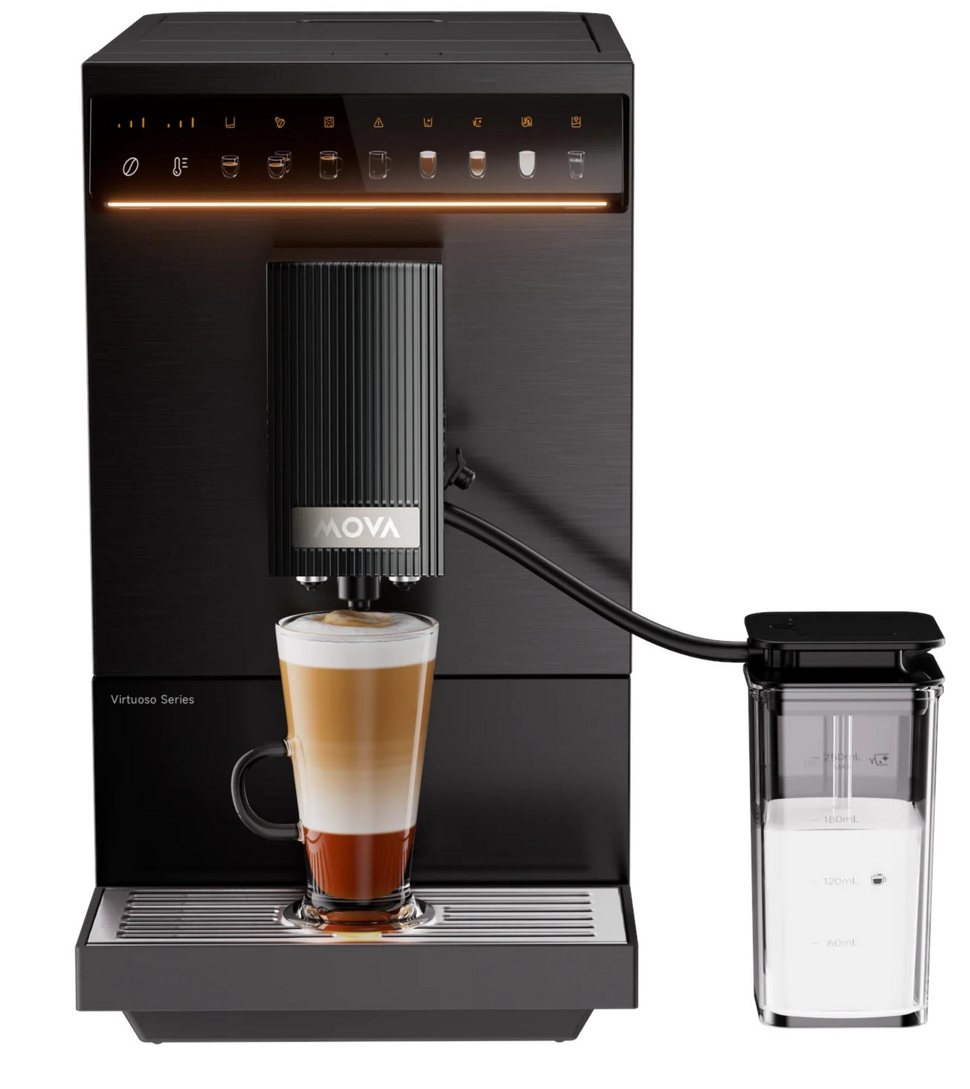 Moderna macchina da caffè nera con contenitore del latte collegato e un bicchiere di latte macchiato.