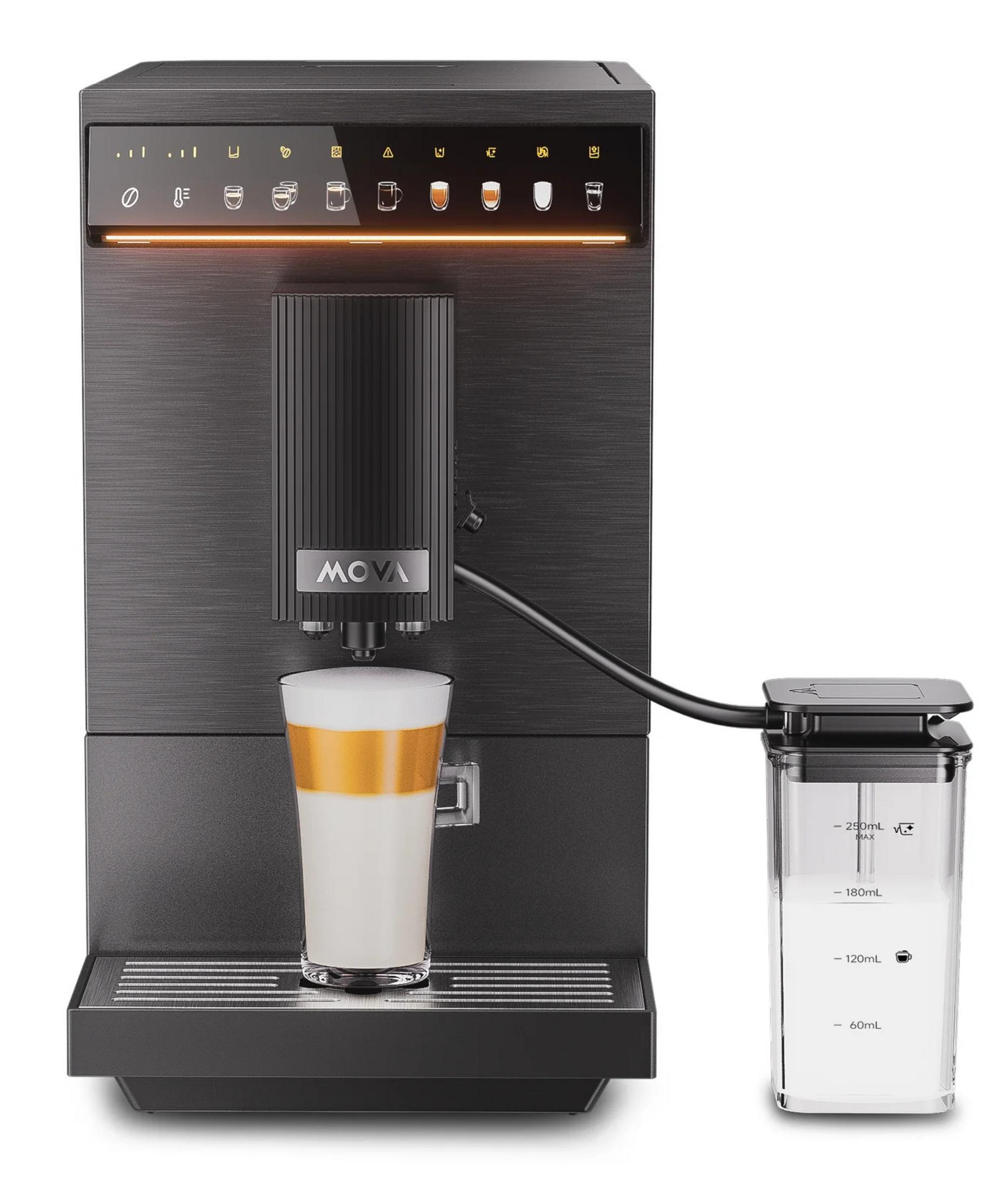 Moderna macchina da caffè nera con display digitale, contenitore per il latte e bicchiere di latte macchiato.