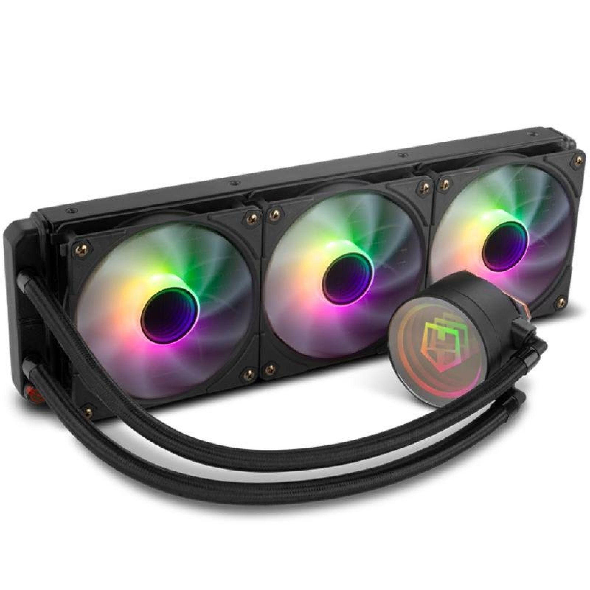 Dissipatore a liquido nero per CPU con tre ventole RGB, tubi collegati e blocco pompa su sfondo bianco.
