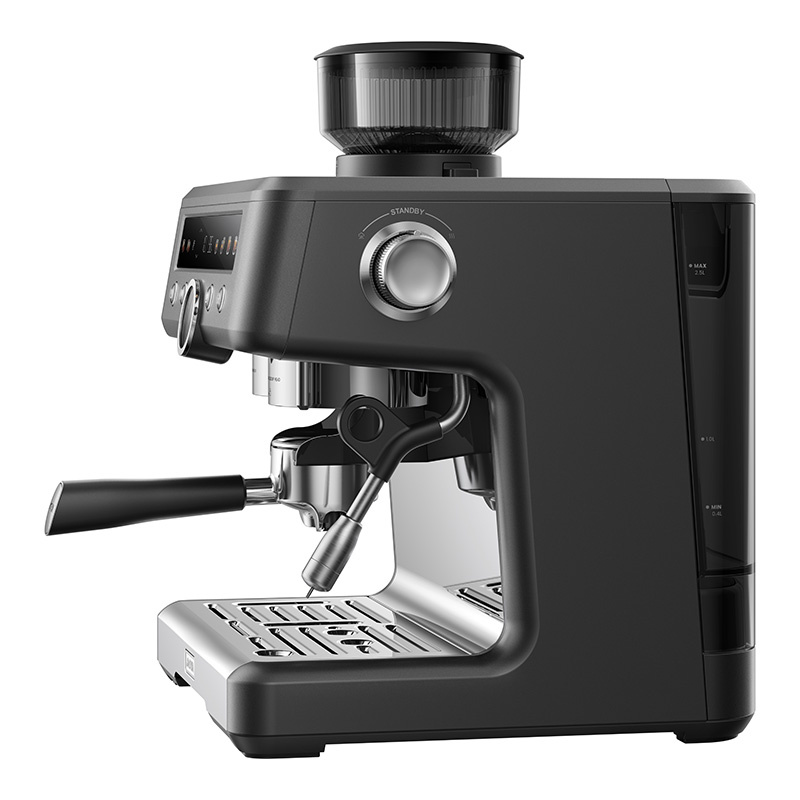 Moderna macchina per espresso nera con macinacaffè integrato, portafiltro e lancia vapore su sfondo bianco.