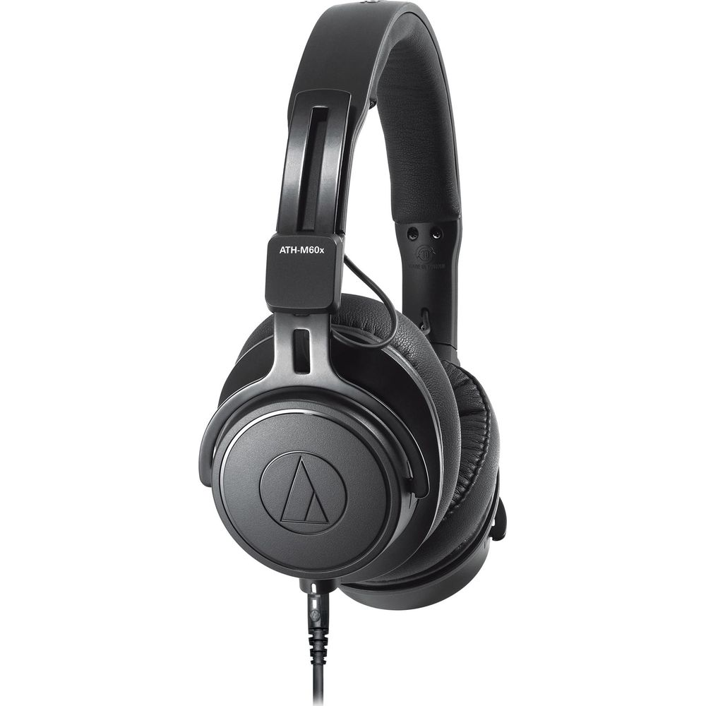 Casque supra-auriculaire filaire noir Audio-Technica ATH-M60x sur fond blanc.