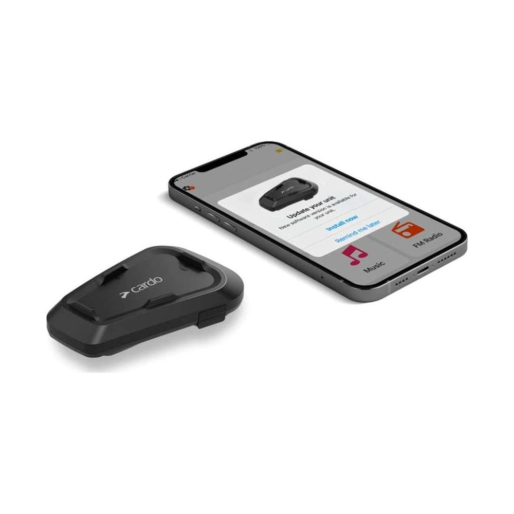Un casque Cardo noir et un smartphone affichant une application de mise à jour.