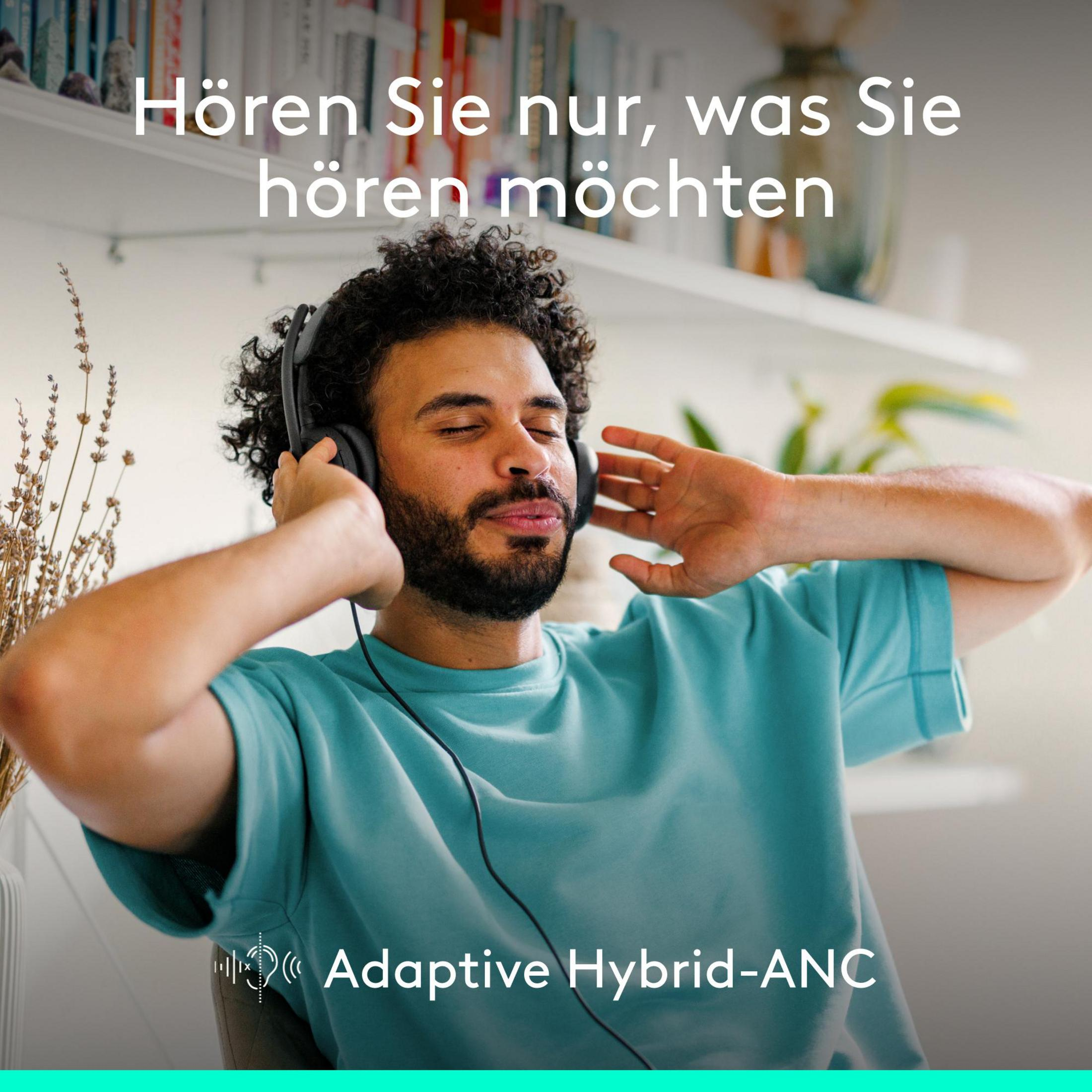 Un homme aux cheveux bouclés et à la barbe, portant un t-shirt vert, écoute de la musique avec un casque.