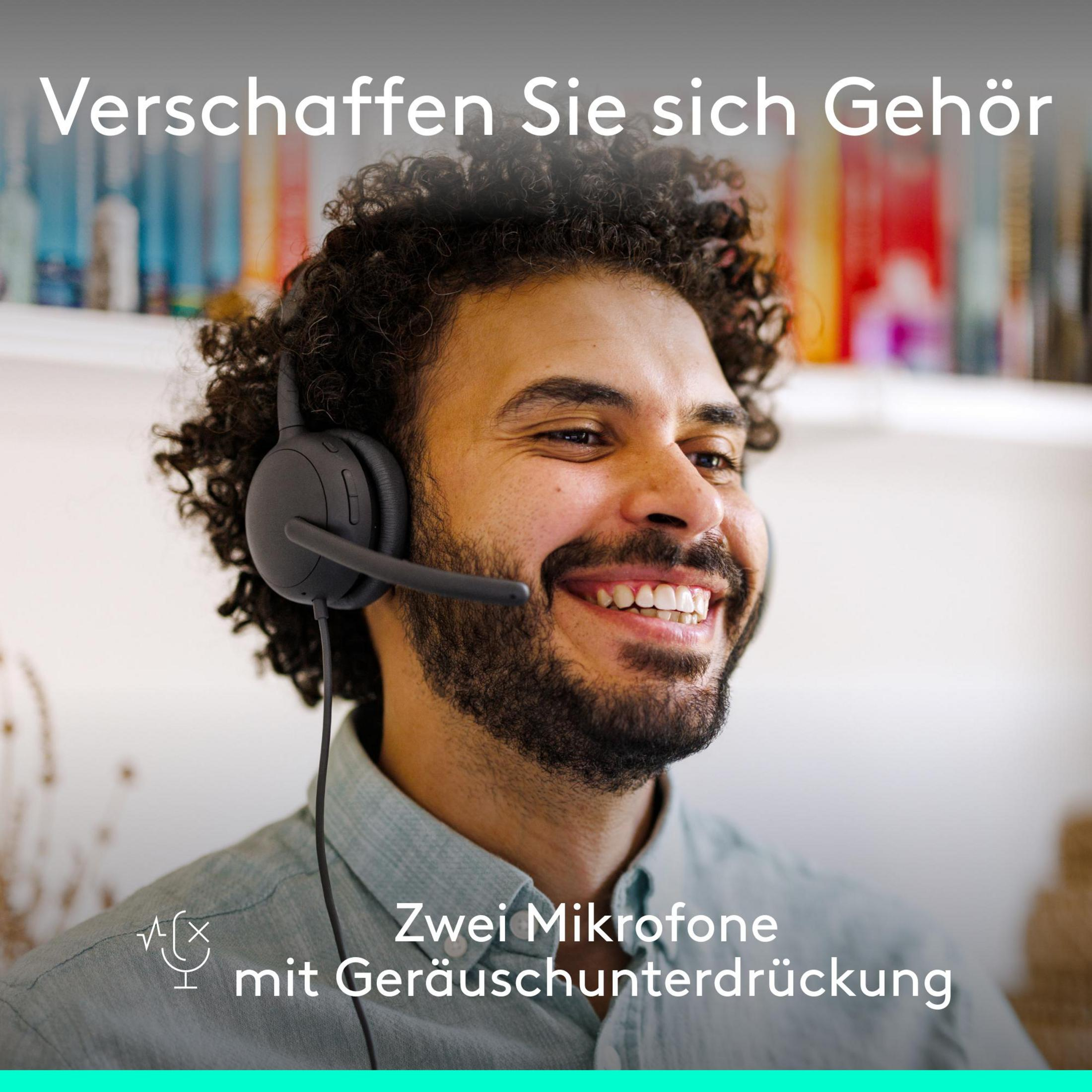 Homme souriant aux cheveux bouclés portant un casque avec micro dans un bureau.