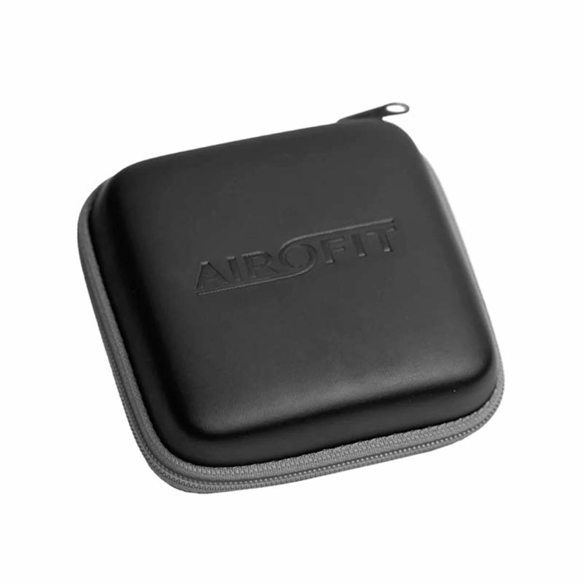 Ein schwarzes, quadratisches Etui mit Reißverschluss und eingeprägtem AIROFIT-Schriftzug vor weißem Hintergrund.