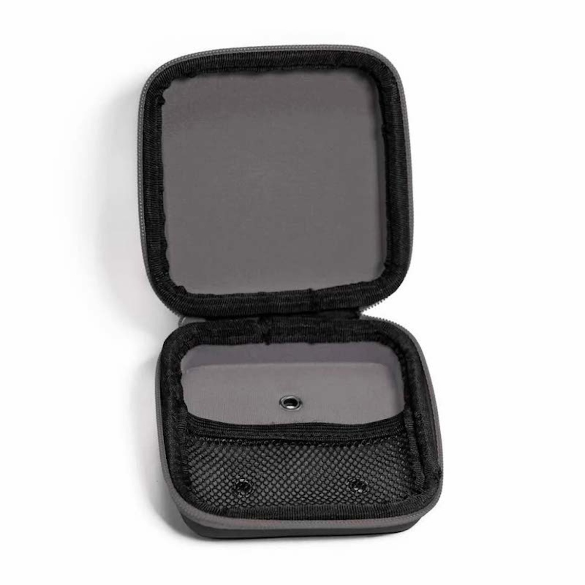 Ein offener grauer Hartschalenkoffer mit schwarzem Rand und einer Netztasche innen.