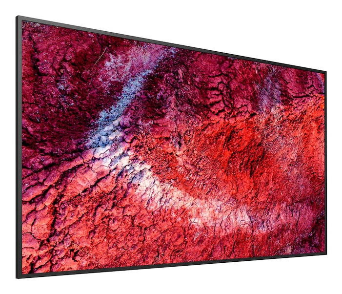 Un téléviseur sans cadre affiche une image haute résolution de terre rougeâtre craquelée et d'un sentier.