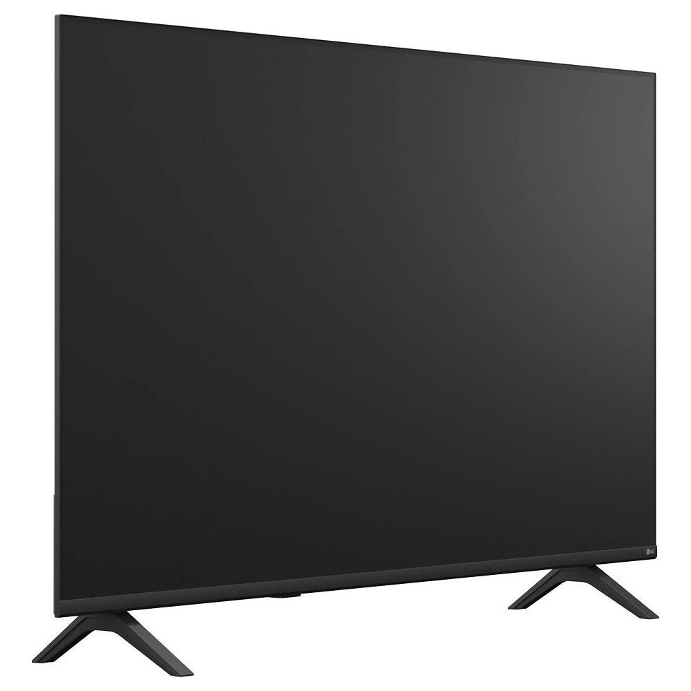 Una TV a schermo piatto nera poggia su piedini a V su sfondo bianco.