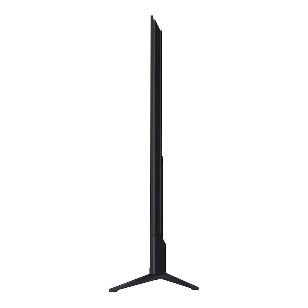 Vista laterale di una TV a schermo piatto nera e sottile su supporto minimalista con sfondo bianco.