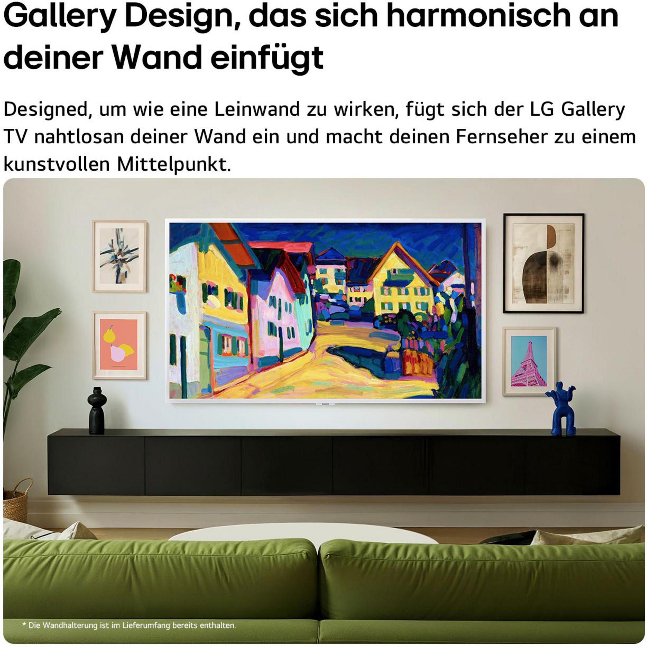 Una TV LG Gallery a parete, circondata da opere d'arte, sopra un mobile nero e un divano verde.