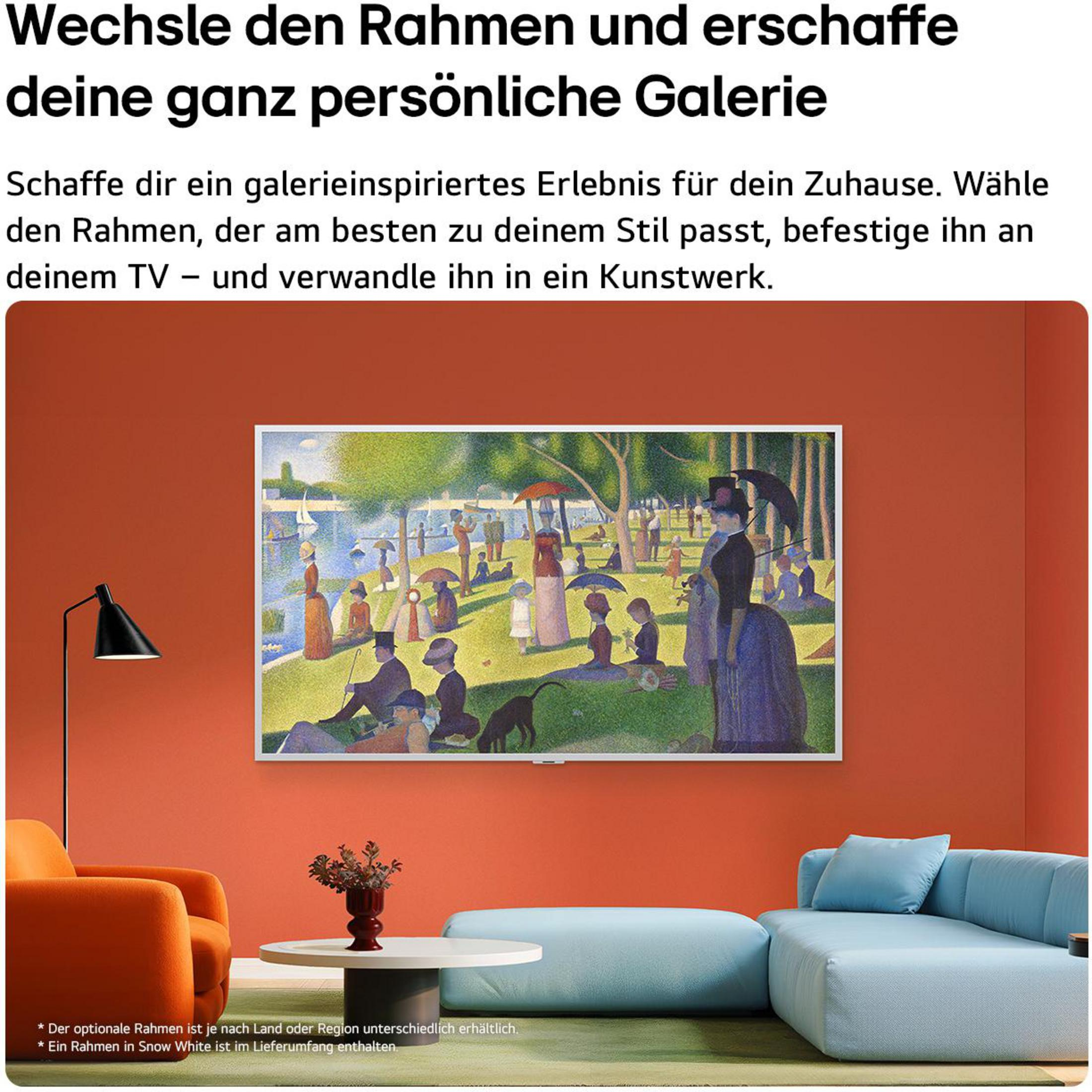 Una TV con un dipinto di Seurat su parete arancione sopra un divano e una poltrona.