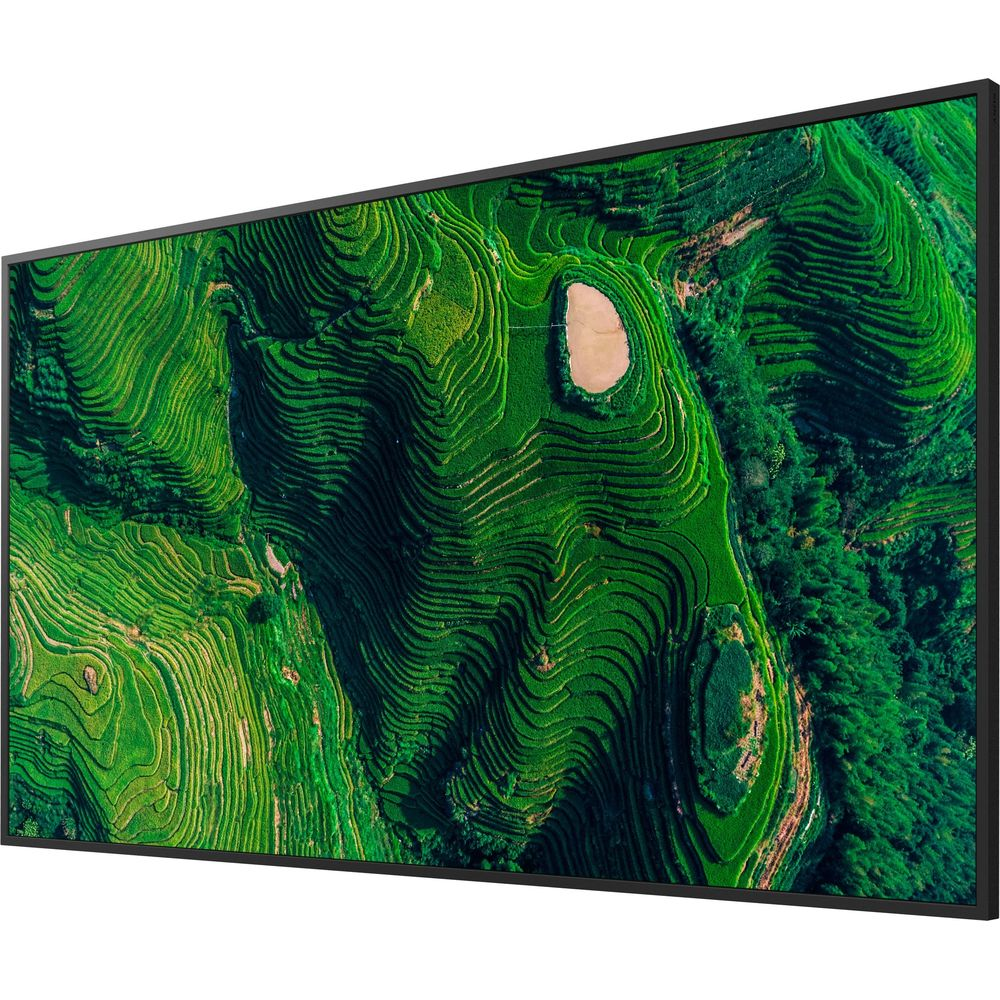 Una TV senza cornice mostra una vista aerea di un paesaggio verde con risaie a terrazza.
