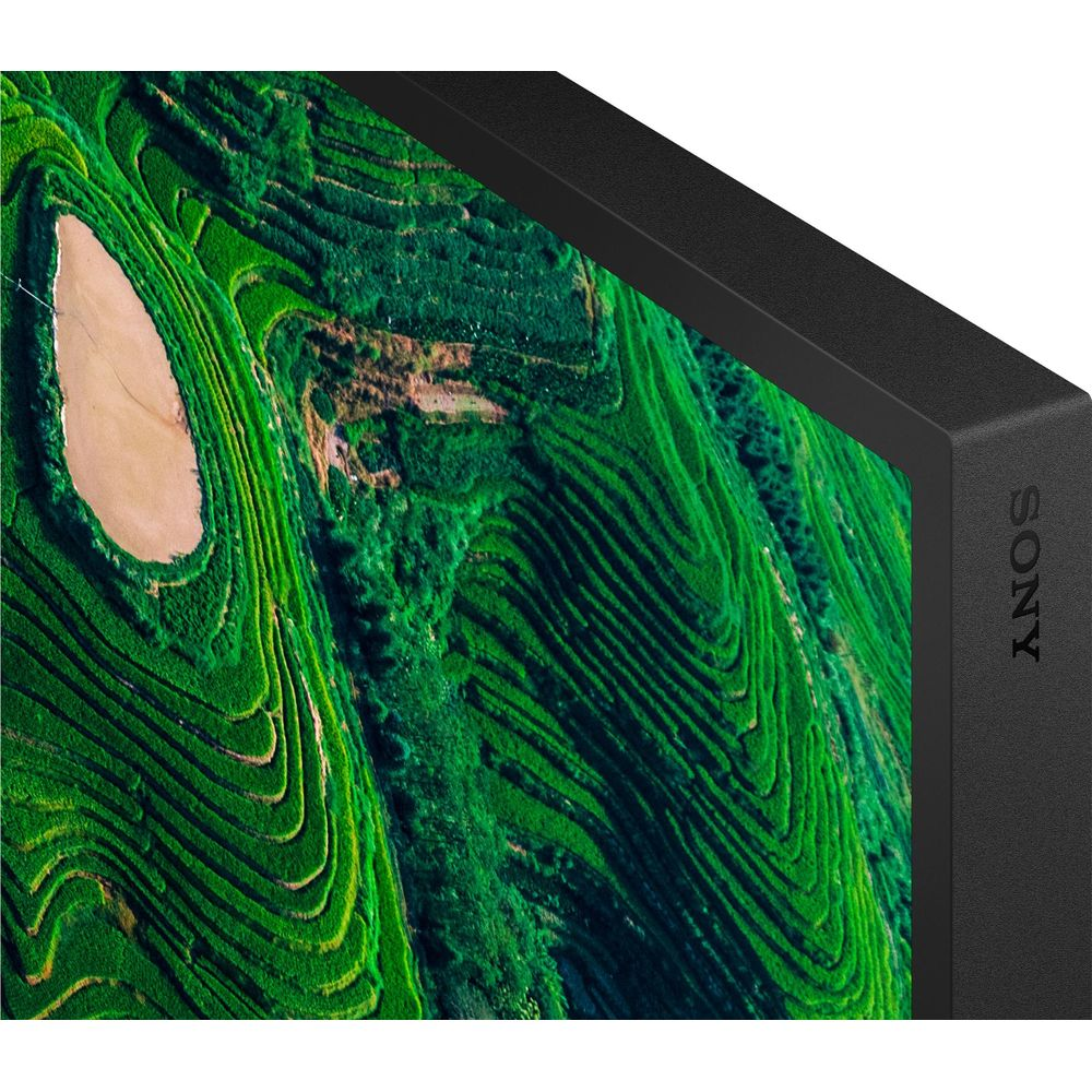 Gros plan du coin d'un téléviseur Sony affichant un paysage en terrasses vert.