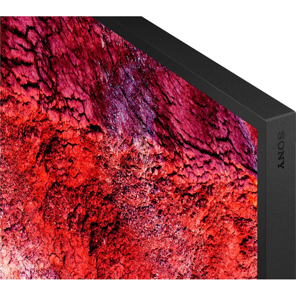Gros plan d'un téléviseur Sony noir et mince affichant une surface rouge texturée.