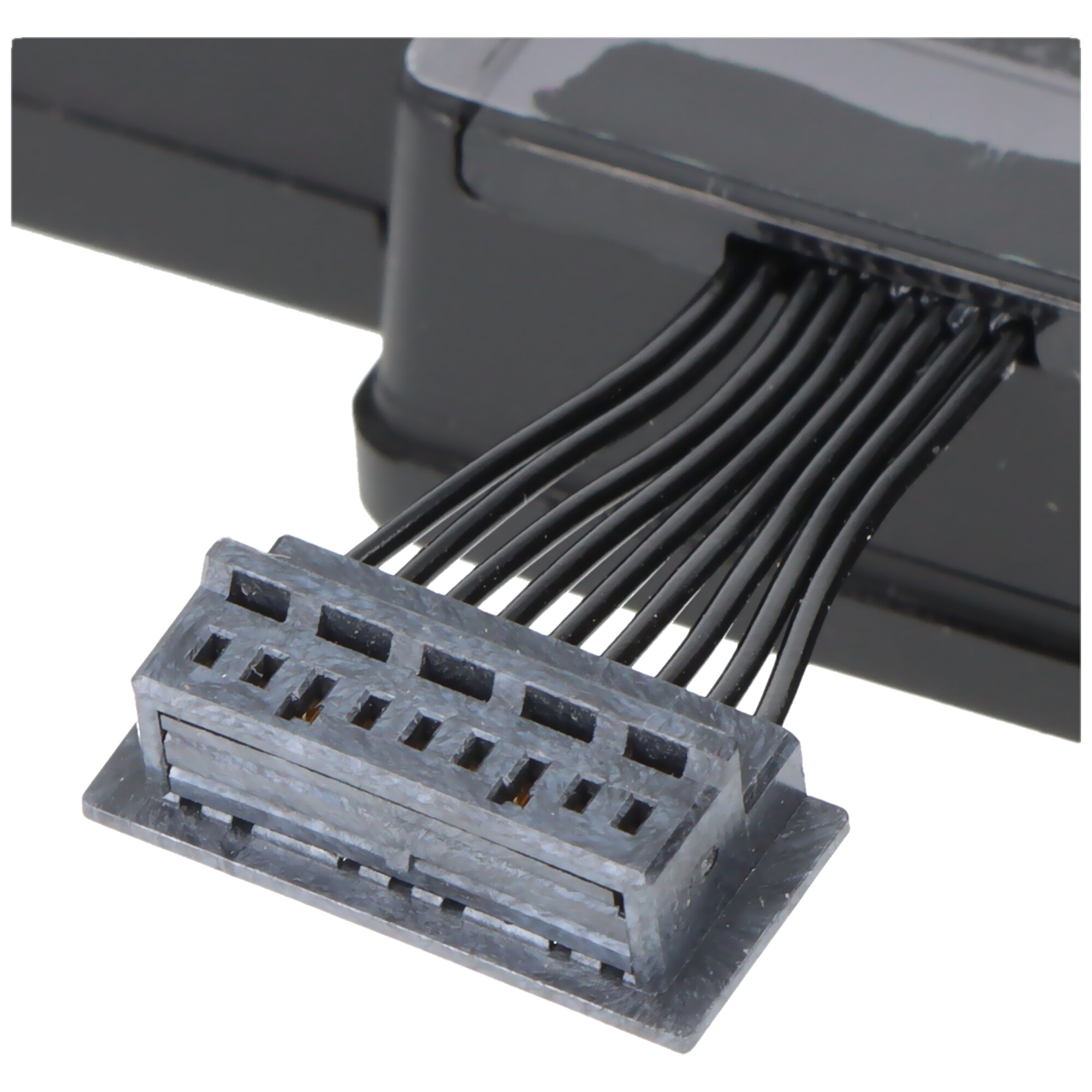 Schwarzes elektronisches Gerät mit einem mehradrigen Kabel und einem grauen Stecker.