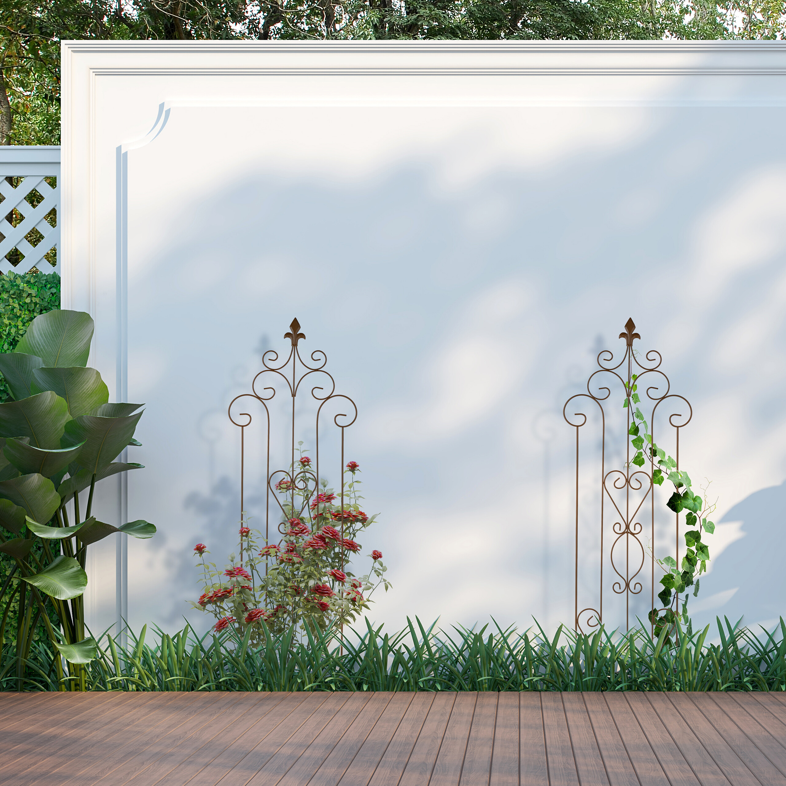 Eine weiße Wand mit dekorativen Elementen, zwei Metallspalieren, Rosen, grünen Pflanzen und einem Holzdeck im Freien.