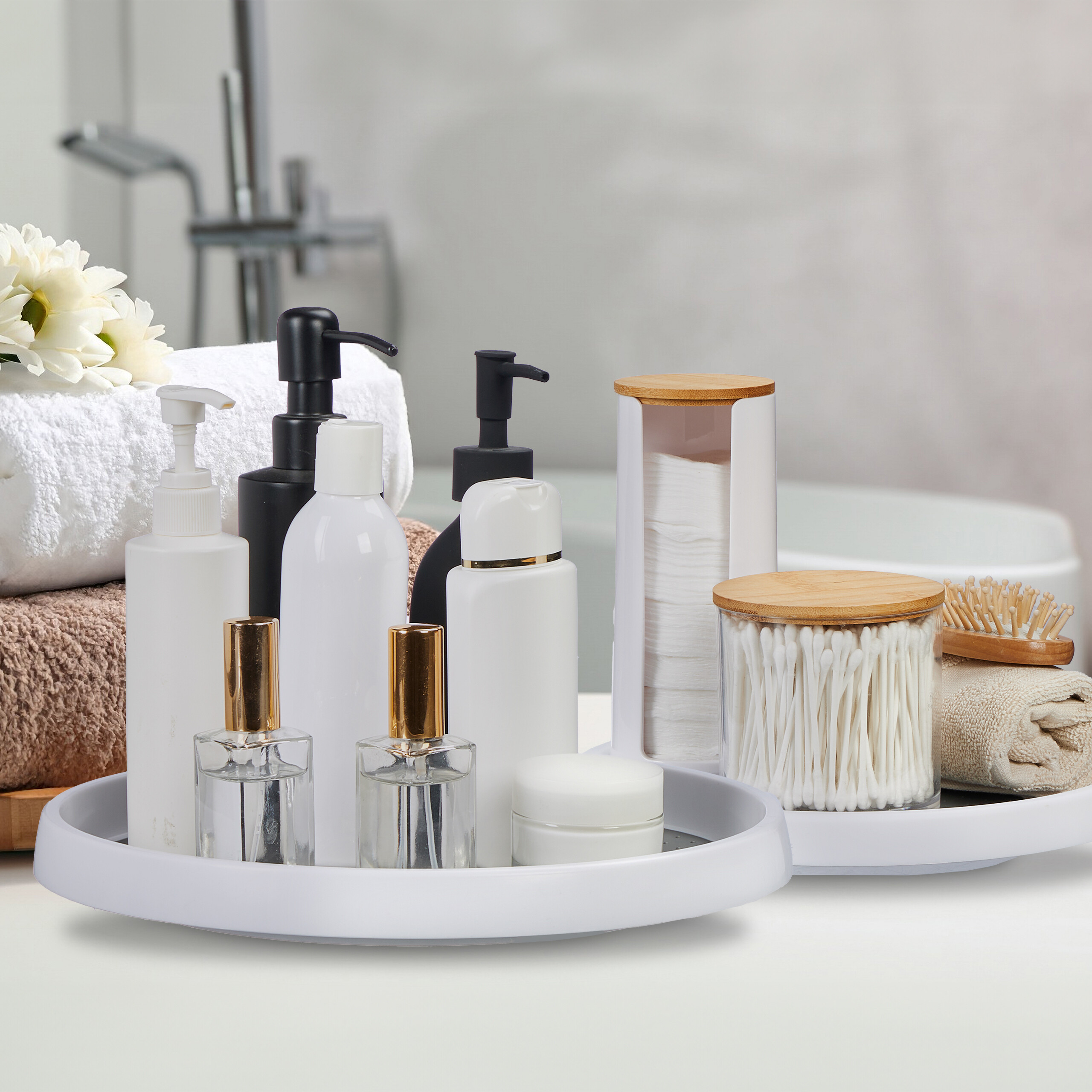 Badezimmer-Organizer mit Flaschen, Wattepads und Stäbchen.