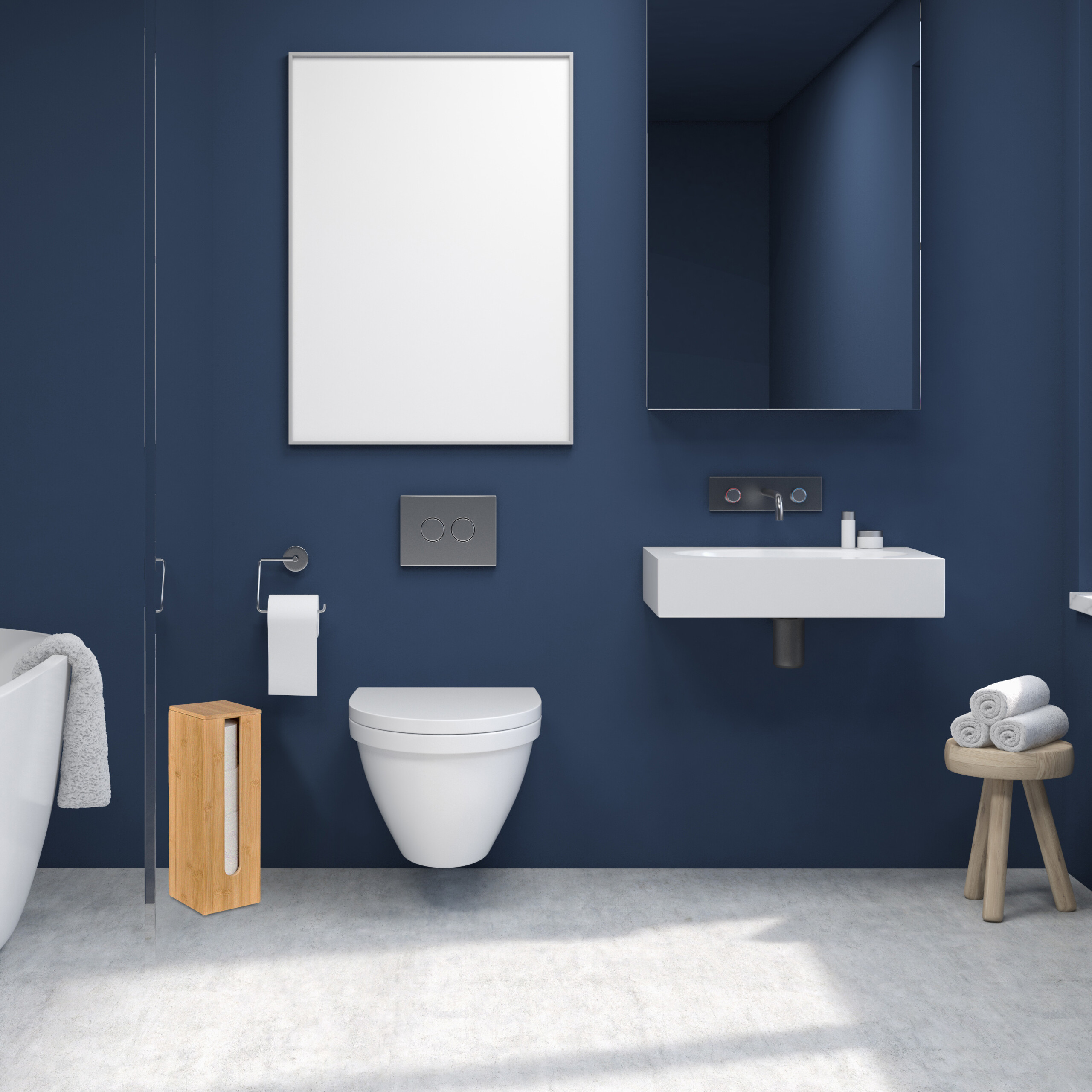 Modernes dunkelblaues Badezimmer mit weißer Toilette, Waschbecken, Spiegel, leerem Bilderrahmen und Holzschemel.
