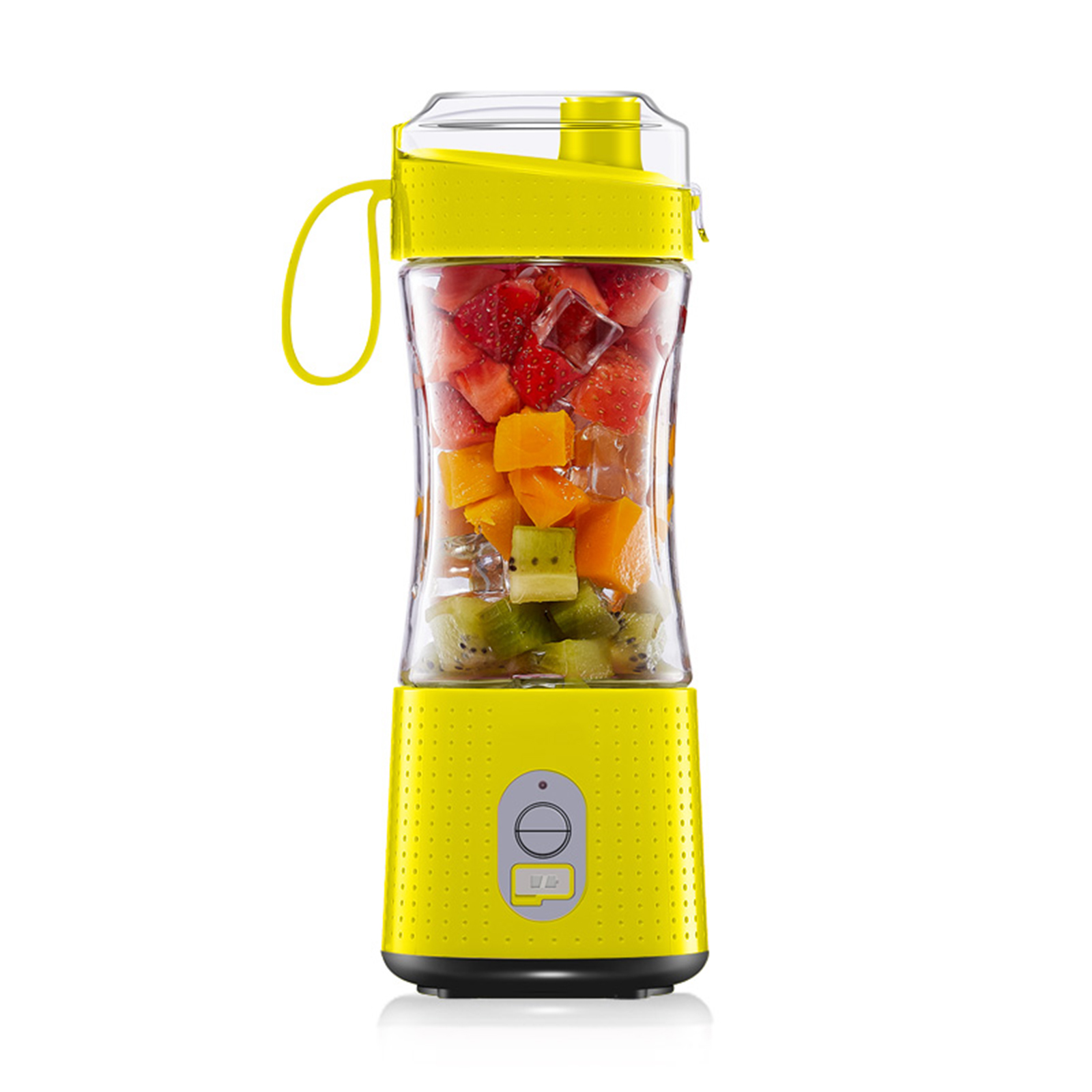 Gelber tragbarer Mixer mit Erdbeeren, Orangen und Kiwistücken auf weißem Hintergrund.