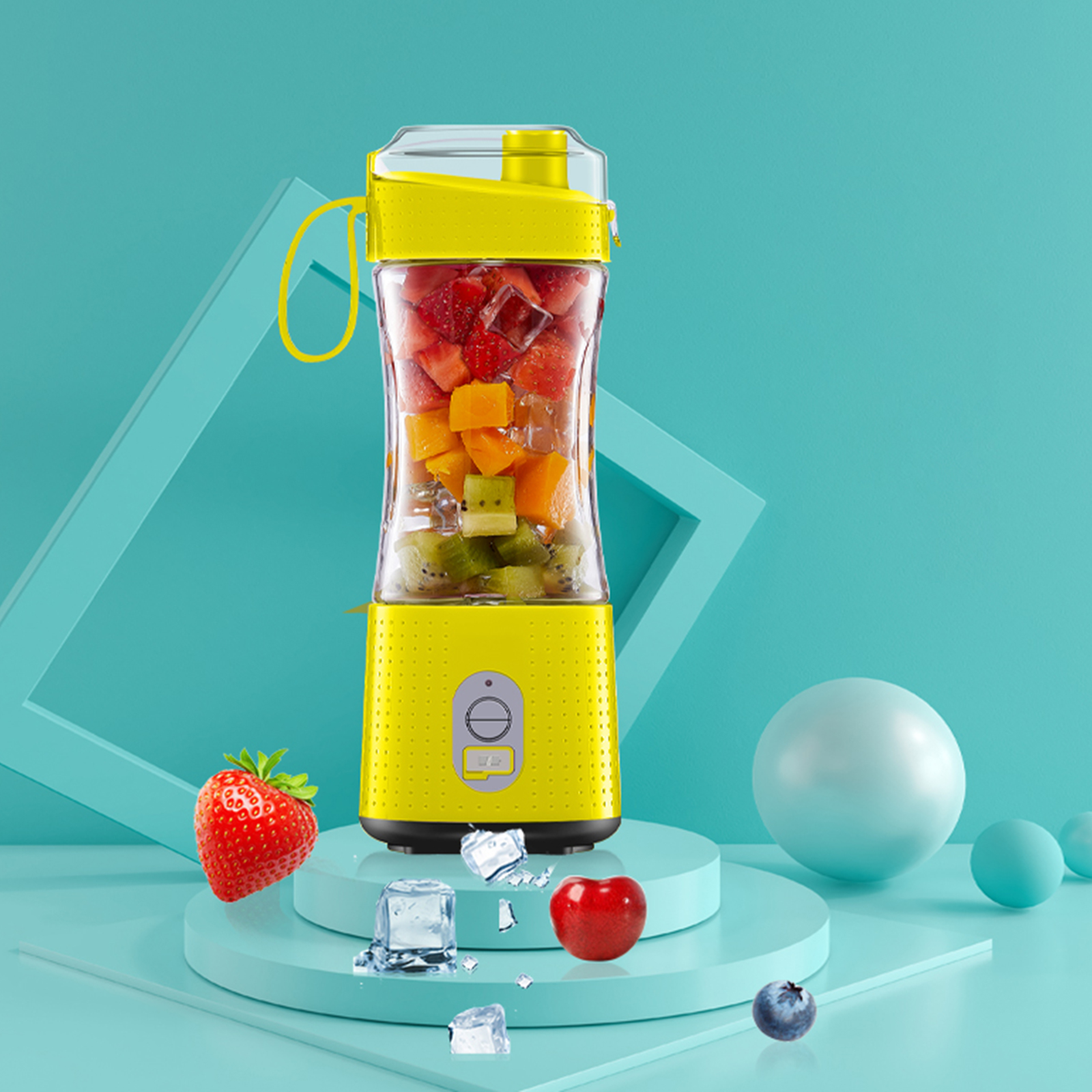 Ein gelber, tragbarer Mixer mit Obst und Eis steht auf einem türkisblauen Sockel umgeben von Früchten und Eiswürfeln.