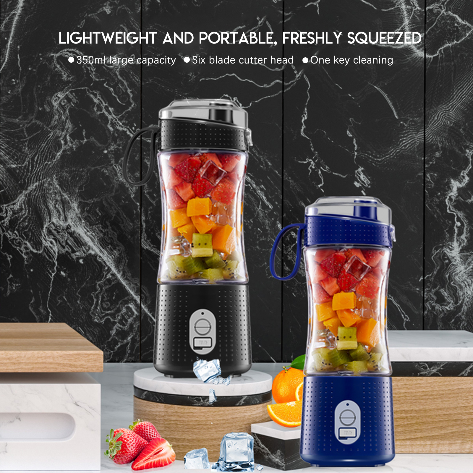 Zwei tragbare Mixer mit Obst und Eis stehen vor einer dunklen Marmorwand mit Werbetext oben.