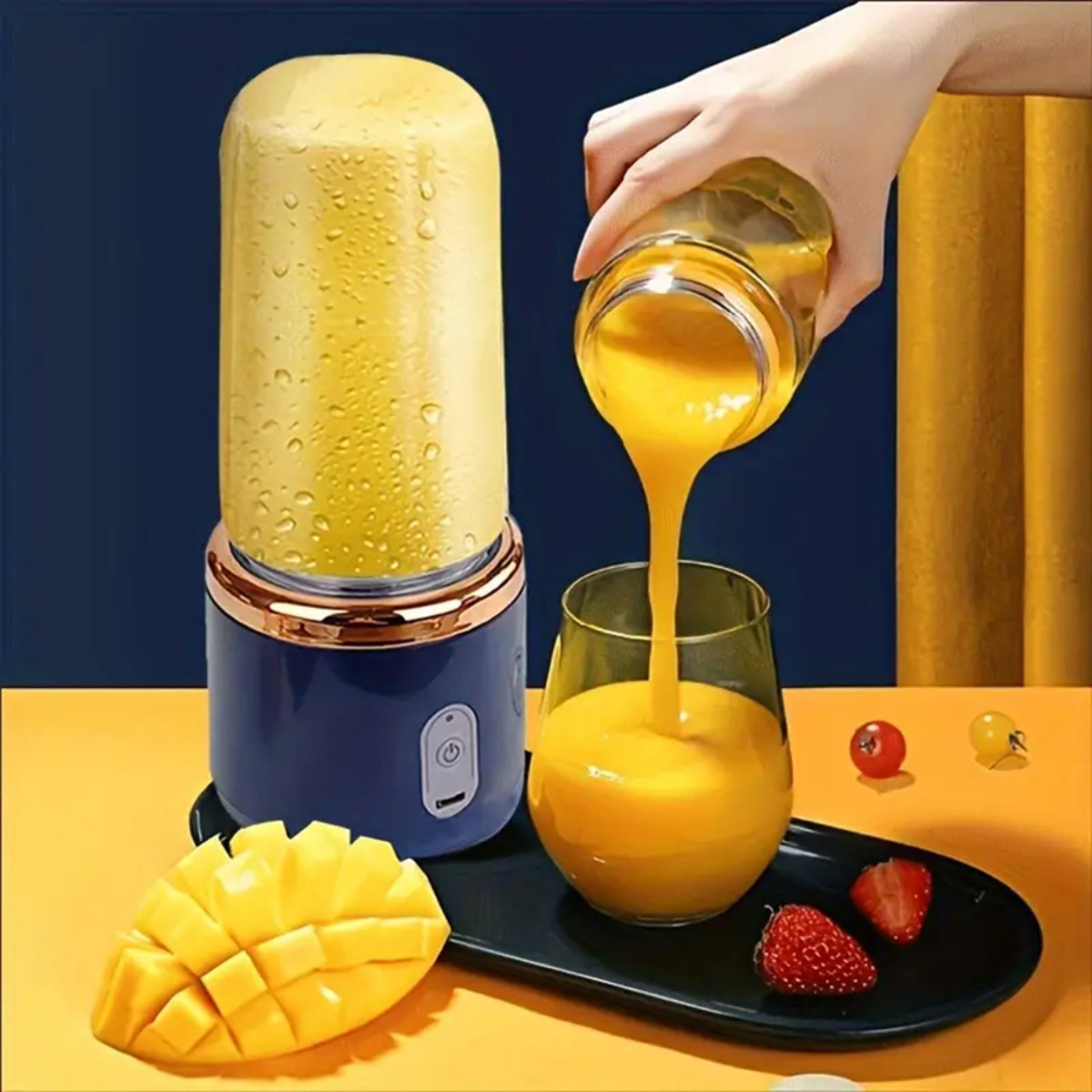 Gelber Smoothie wird aus einem Glas in ein weiteres Glas auf einem Tablett gegossen, daneben Mangostücke und Erdbeeren.