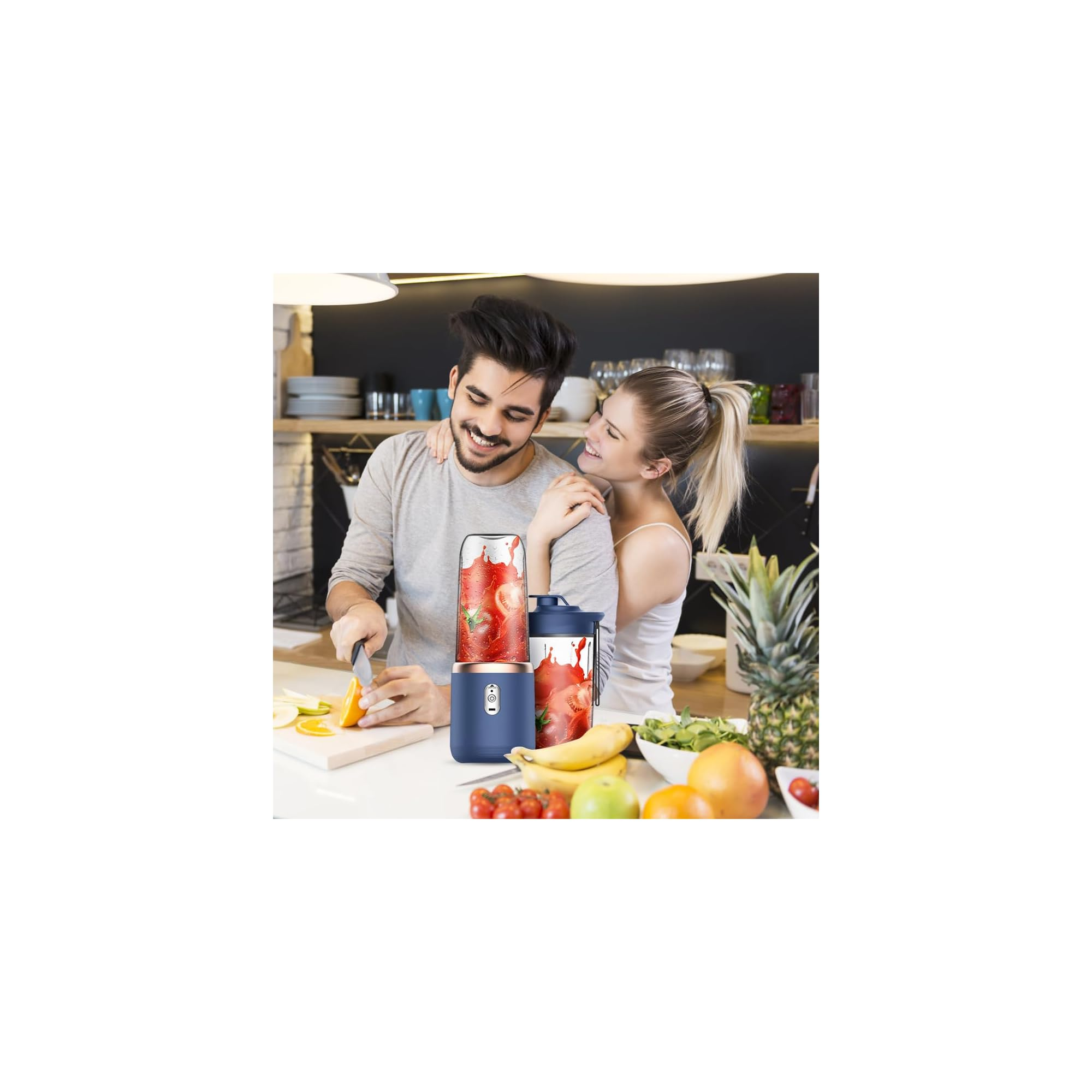 Ein Paar in der Küche schneidet Orangen neben einem tragbaren Mixer mit rotem Smoothie.