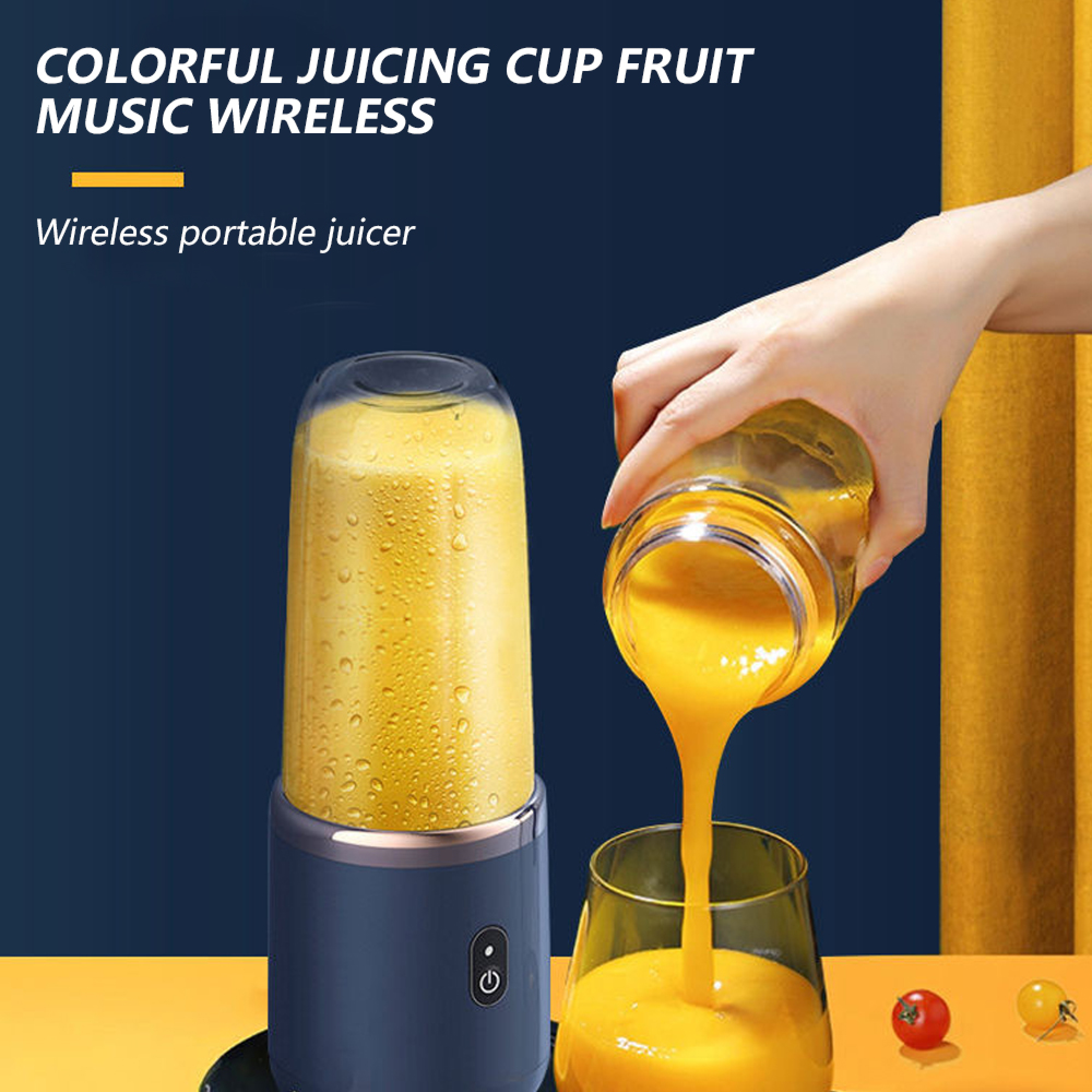 Hand gießt Orangensaft aus einer tragbaren Entsafterflasche in ein Glas vor blauem Hintergrund.