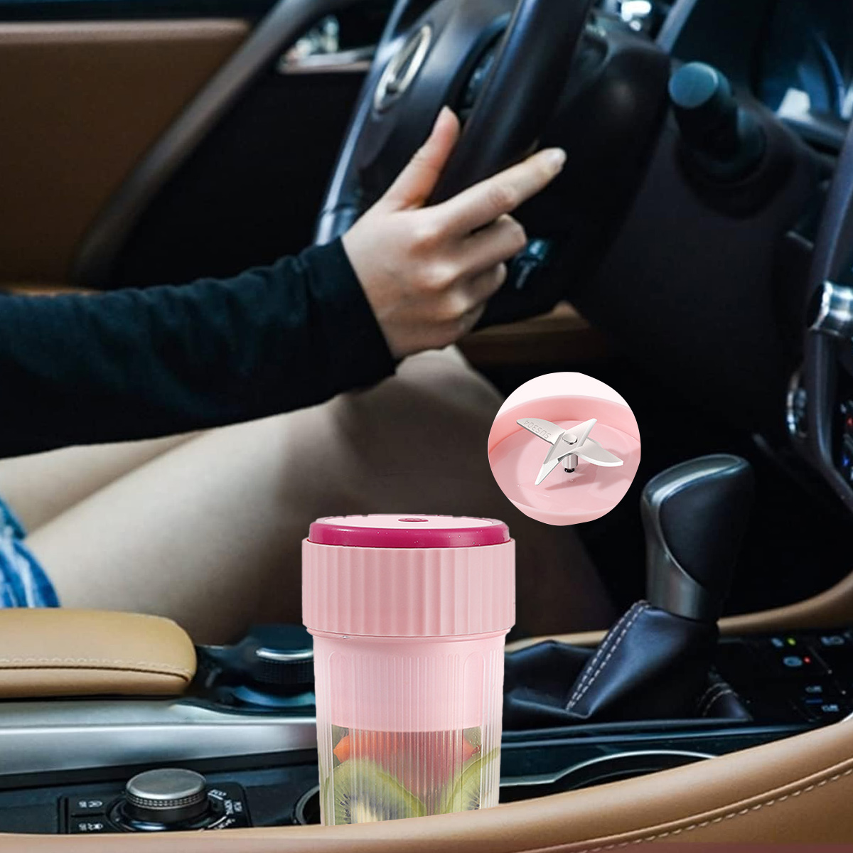 Rosa tragbarer Mixer in einer Auto-Mittelkonsole, im Hintergrund ein Fahrer am Lenkrad.