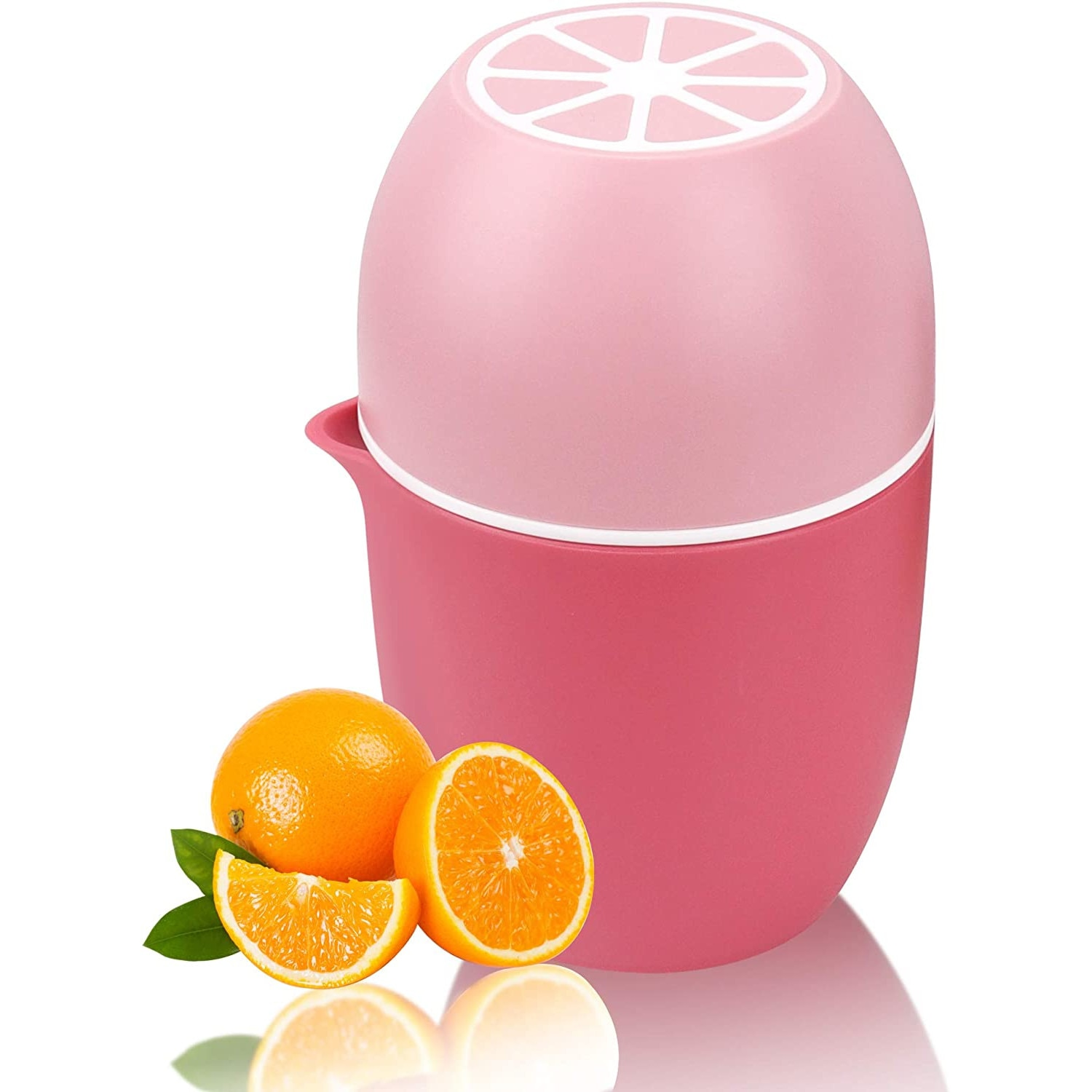Rosa Zitruspresse mit weißem Zitrusmuster oben, daneben ganze und geschnittene Orangen mit grünen Blättern.